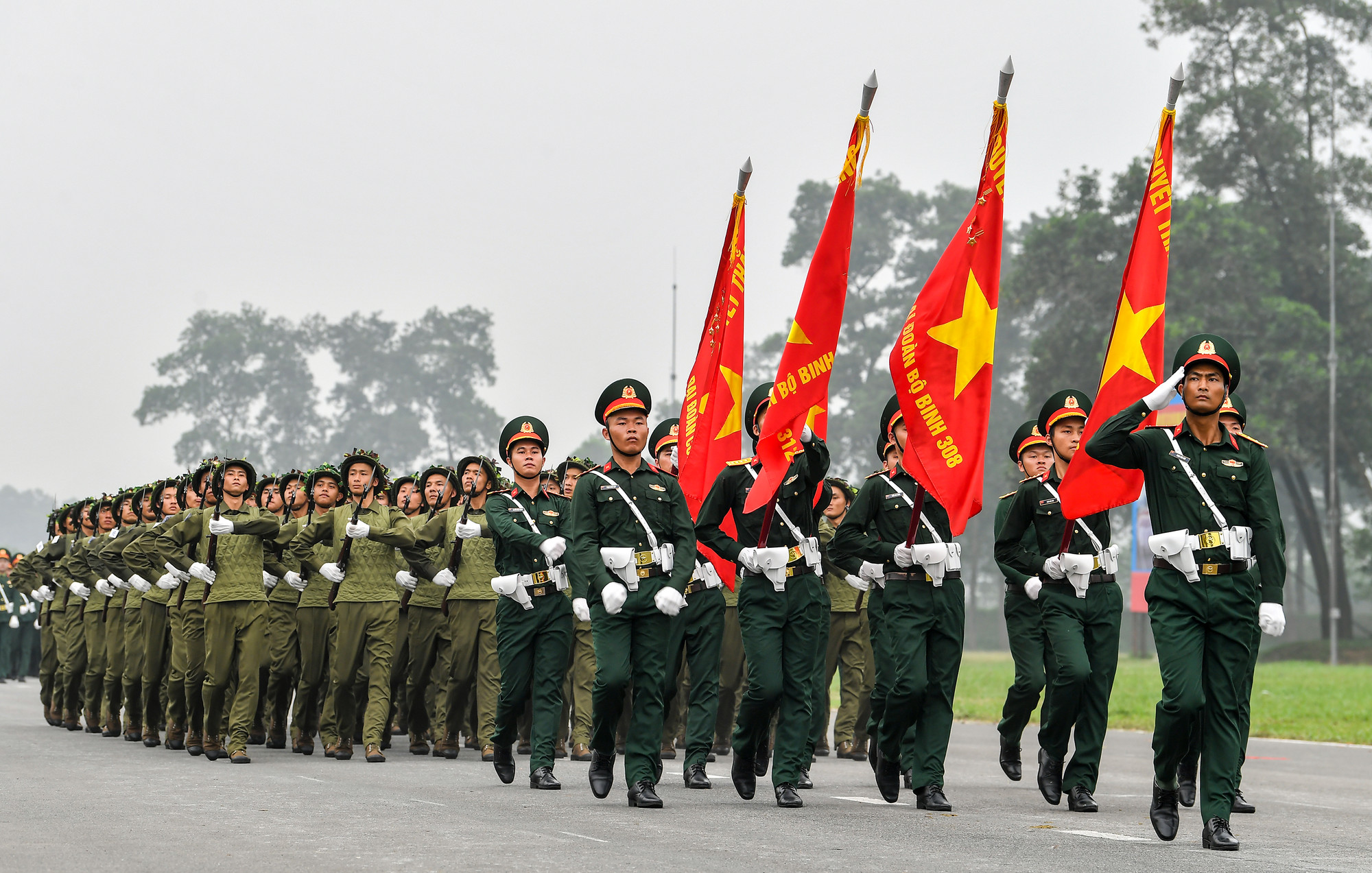[Ảnh] Hợp luyện diễu binh, diễu hành kỷ niệm 70 năm Chiến thắng Điện Biên Phủ ảnh 5