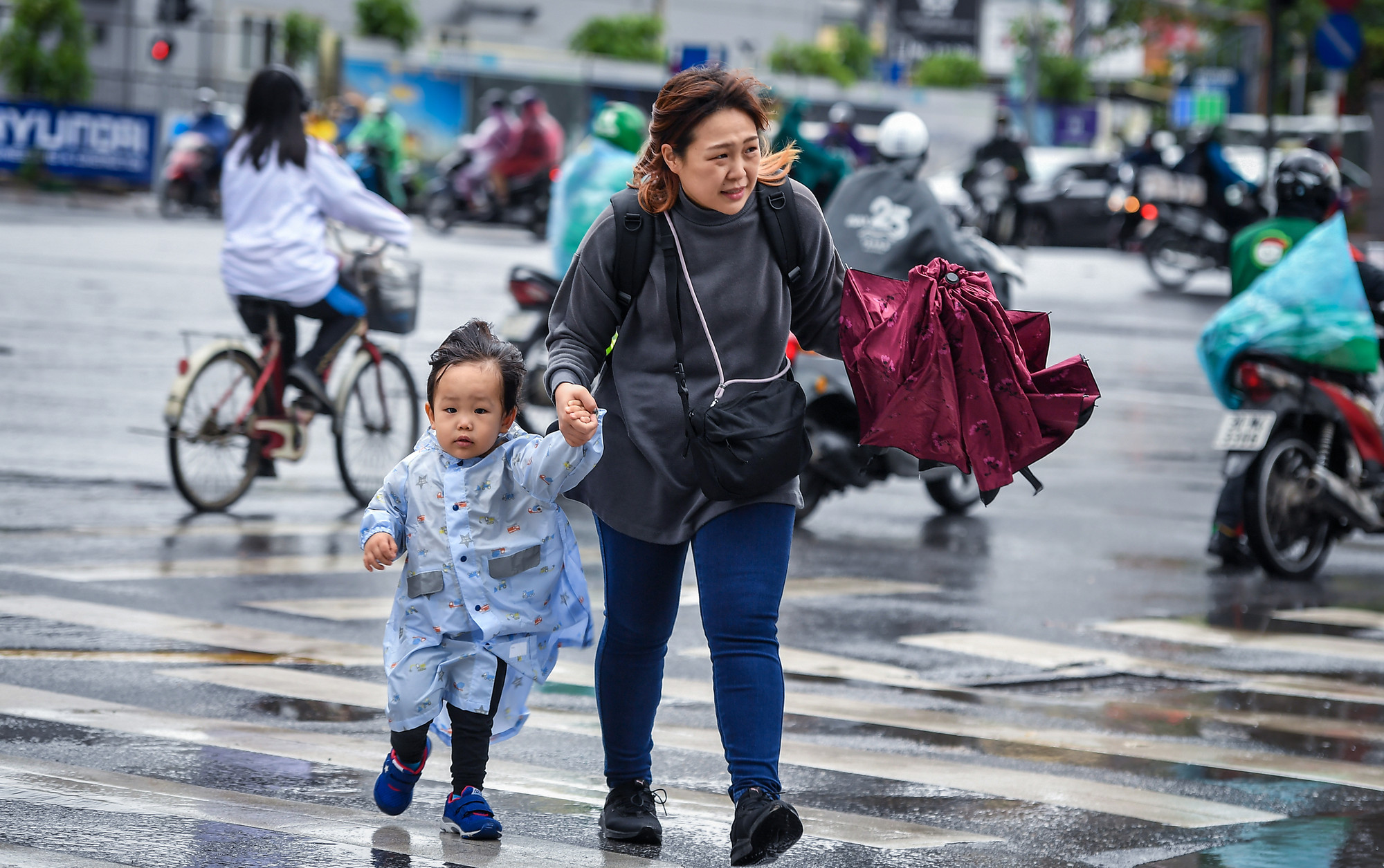 [Ảnh] Hà Nội 12 độ C, người dân chật vật đi làm trong mưa lạnh ảnh 12