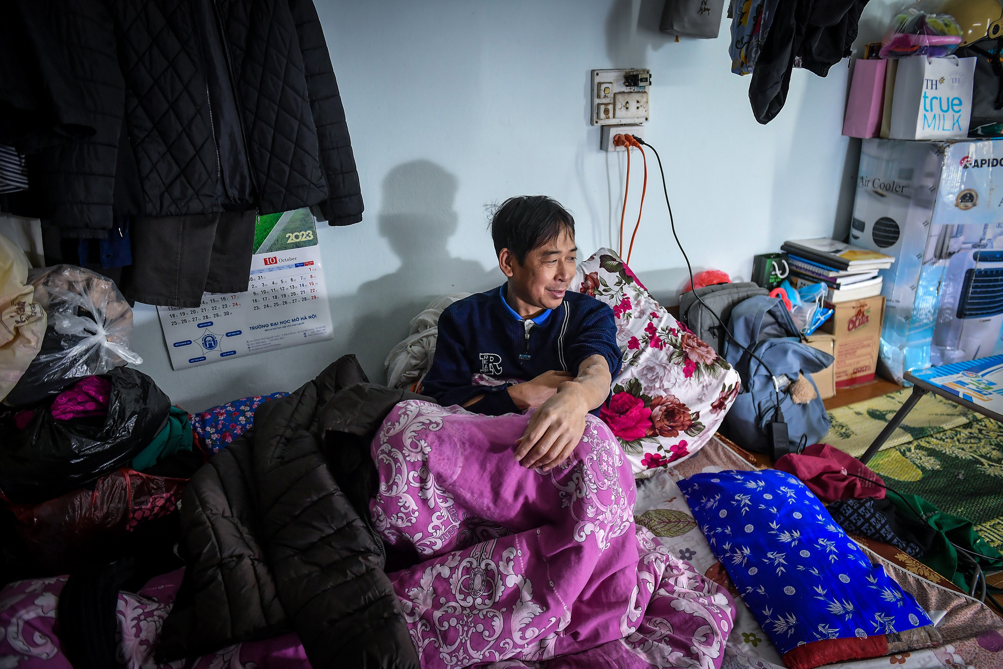 Anh Hiểu ngồi co ro trong căn phòng nhỏ trên tầng 2 dãy trọ của mình. Anh Hiểu ngồi co ro trong căn phòng nhỏ trên tầng 2 dãy trọ của mình.