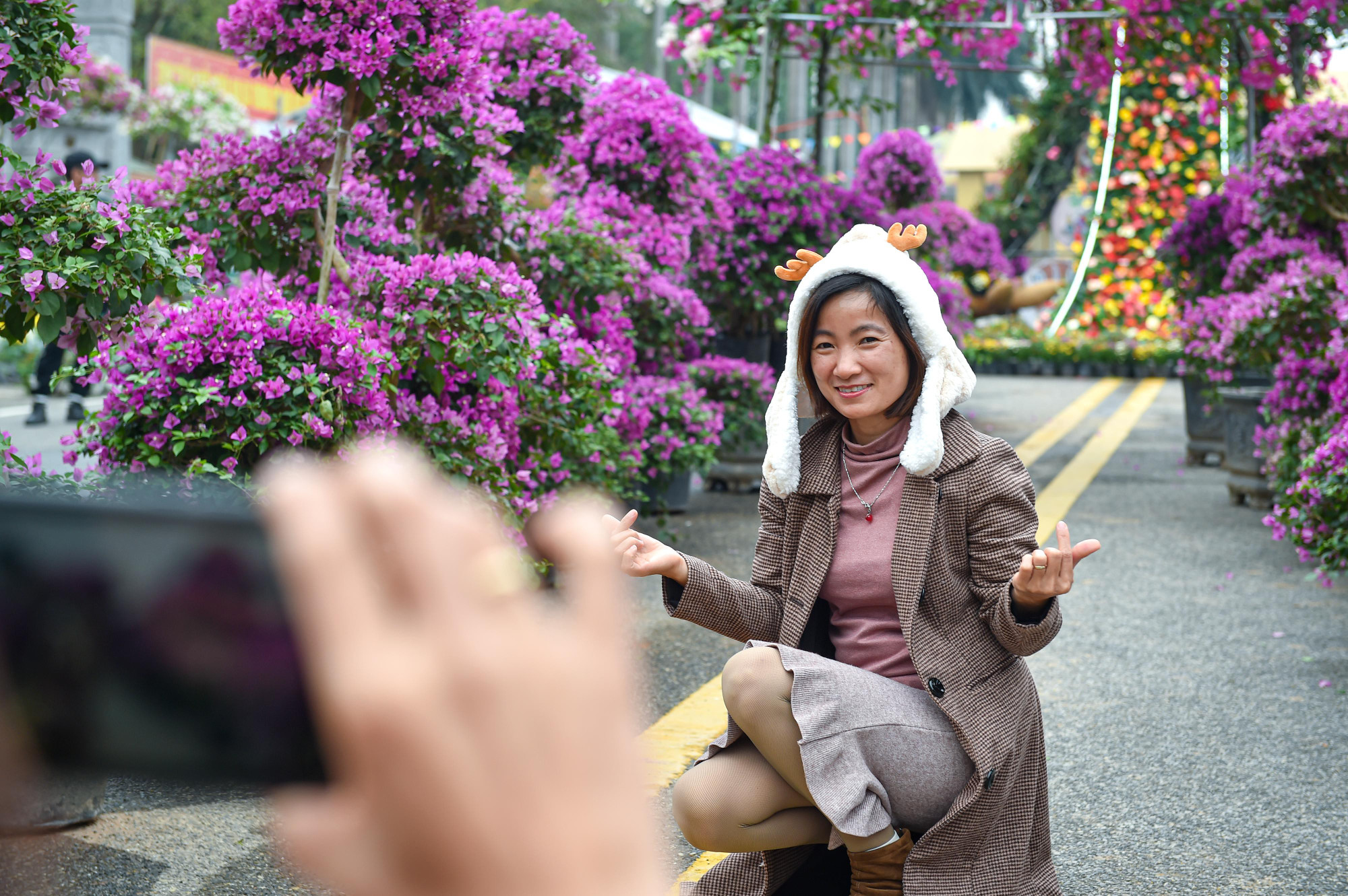 Du khách và giới trẻ thả hồn “check-in” và hòa mình vào thế giới các loài hoa.