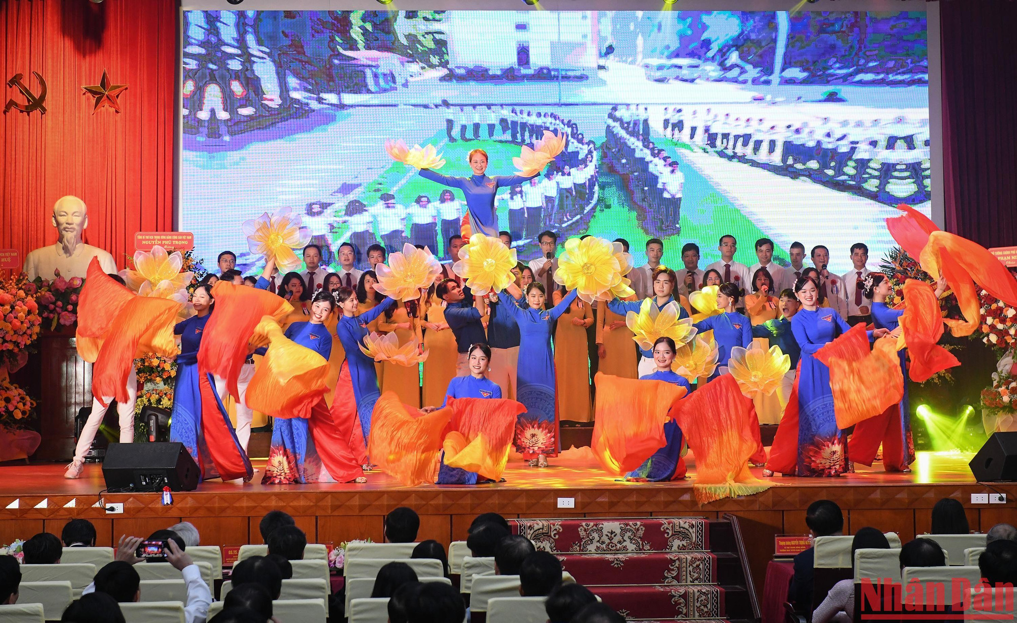 Tiết mục văn nghệ chào mừng. Tiết mục văn nghệ chào mừng.