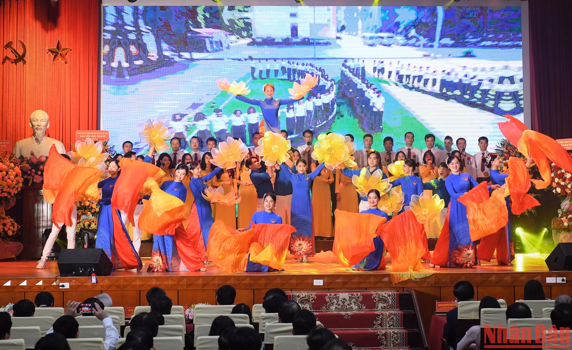 Tiết mục văn nghệ chào mừng.