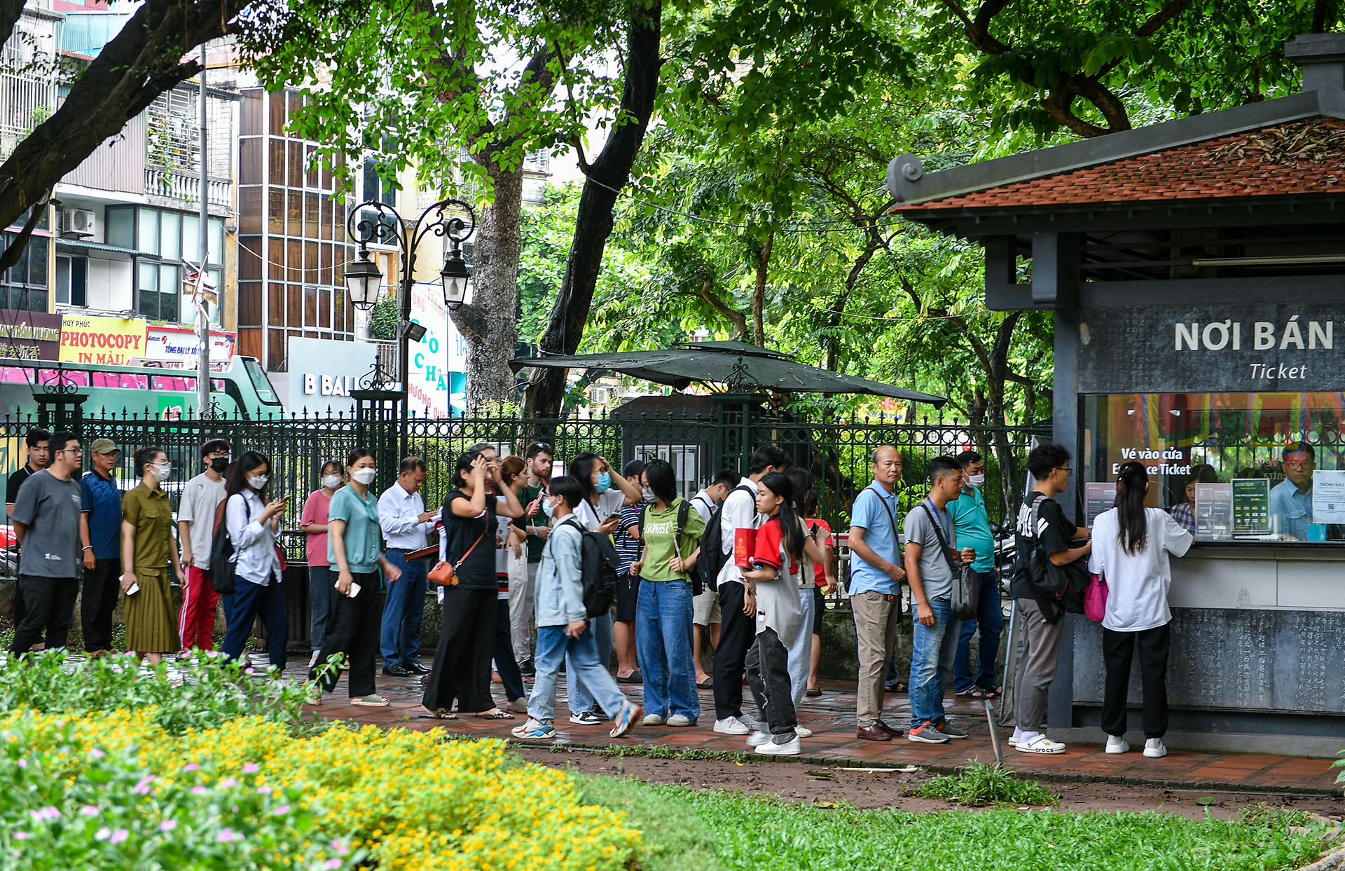 [Ảnh] Sĩ tử đến Văn Miếu cầu may trước kỳ thi tốt nghiệp THPT ảnh 2