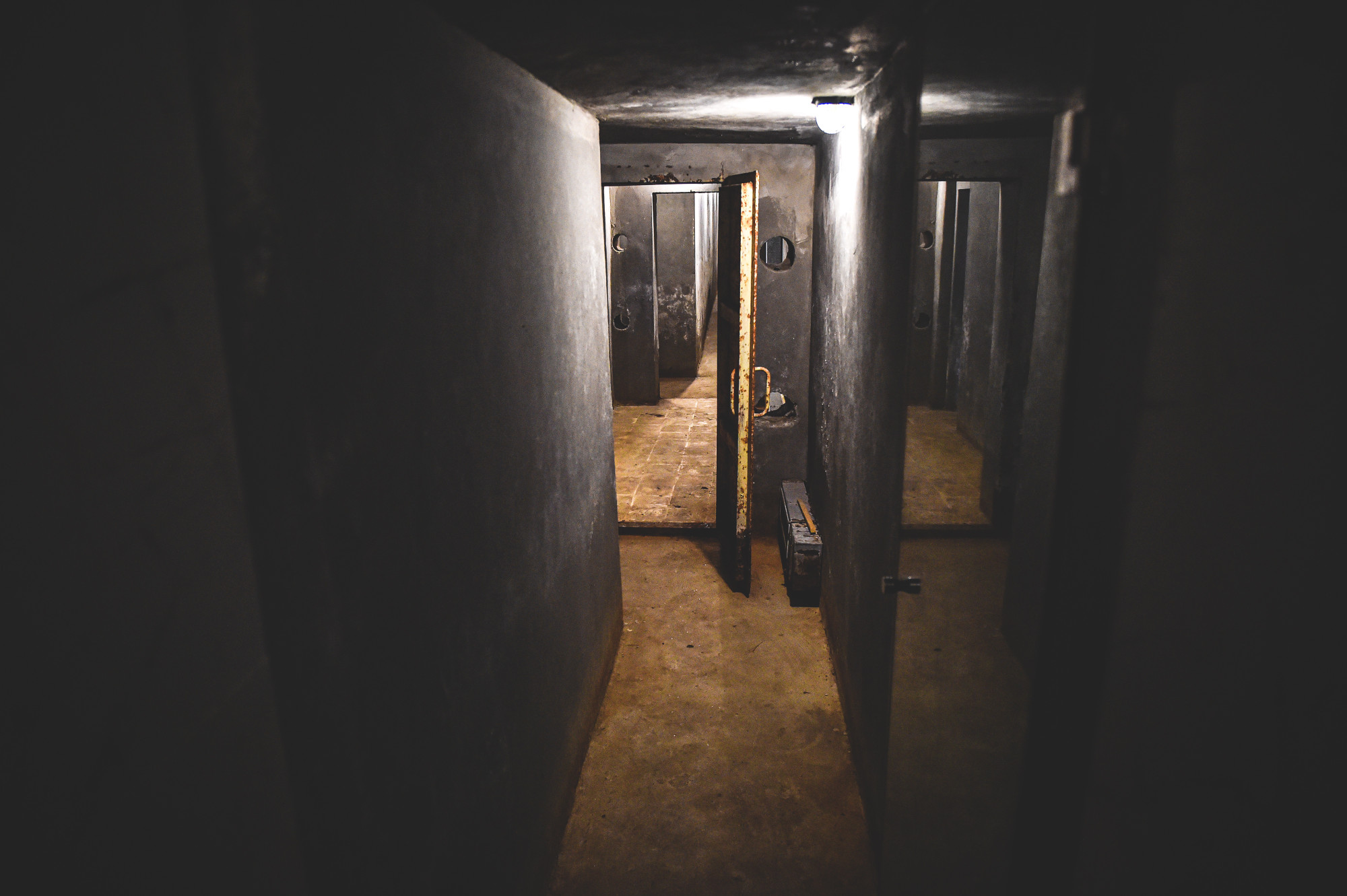 Vào khoảng thời gian đầu đông năm 1970, một đơn vị Bộ đội Công binh được điều động, bắt đầu công việc đào đất xây hầm ngay dưới tòa nhà làm việc ở giữa sân Tòa soạn. Căn hầm được thiết kế theo hình chữ CHI.