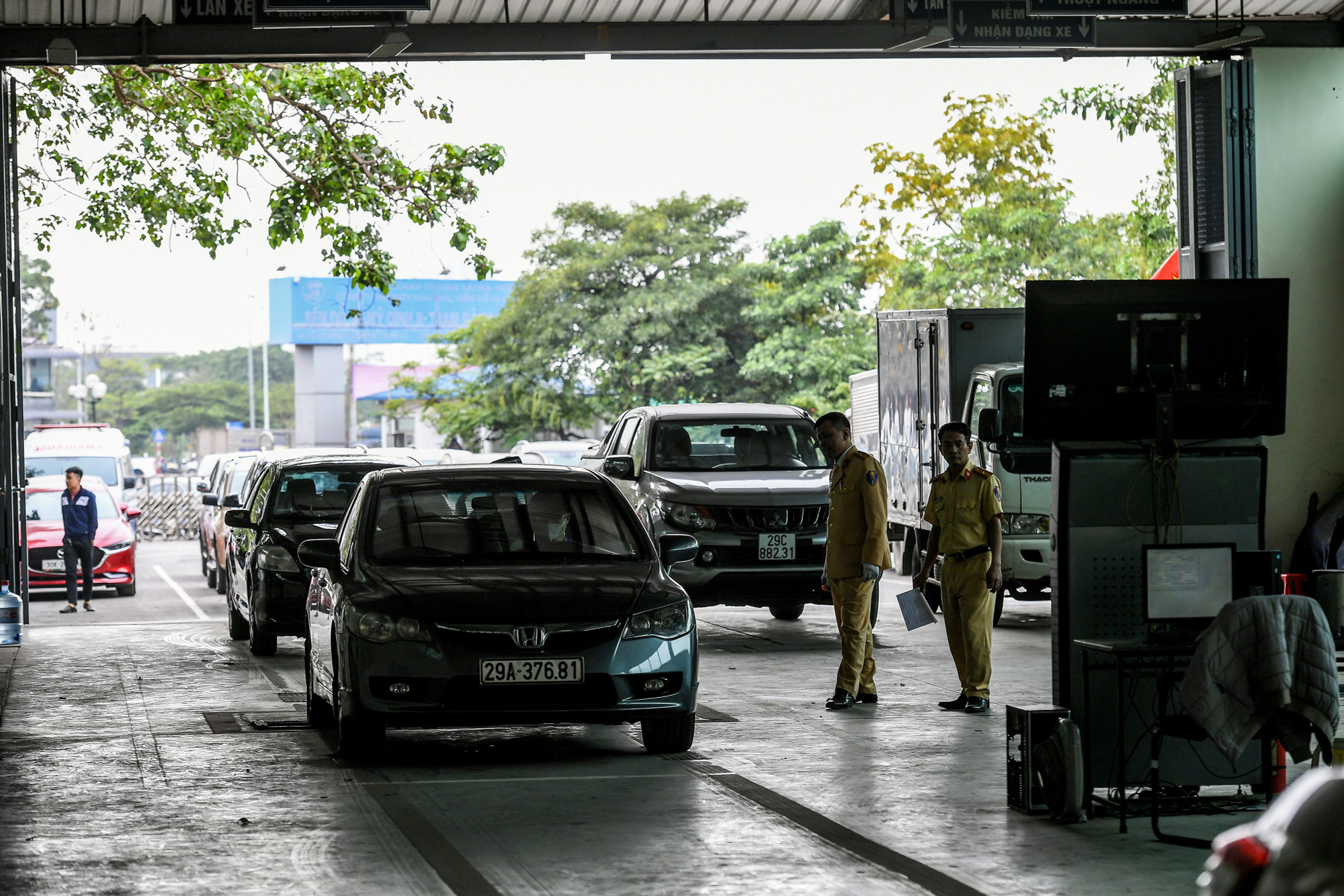 Trước đó, ngày 11/3, Cục Cảnh sát giao thông đã bàn giao 50 cán bộ, chiến sĩ lượt đầu tiên (30 người ở Hà Nội và 20 người ở thành phố Hồ Chí Minh) cho Cục đăng kiểm Việt Nam để triển khai thực hiện chỉ đạo của Chính phủ về việc lực lượng cảnh sát giao thông tăng cường hỗ trợ công tác đăng kiểm xe cơ giới.