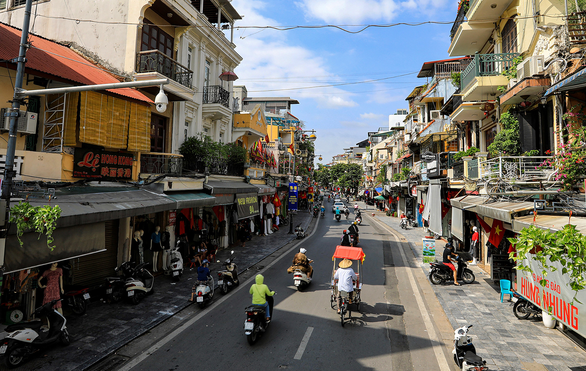 Phố Hàng Đào ngày nay nhìn từ trên độ cao hơn 10 mét làm người ta không khỏi nhớ tới hình ảnh "Hà Nội xưa" đặc trưng với chiếc tàu điện chạy dọc con đường, và những phu xe kéo tay. Sau hàng chục năm, con phố vẫn bình yên với tiếng leng keng của xích lô và những dòng người tấp nập...