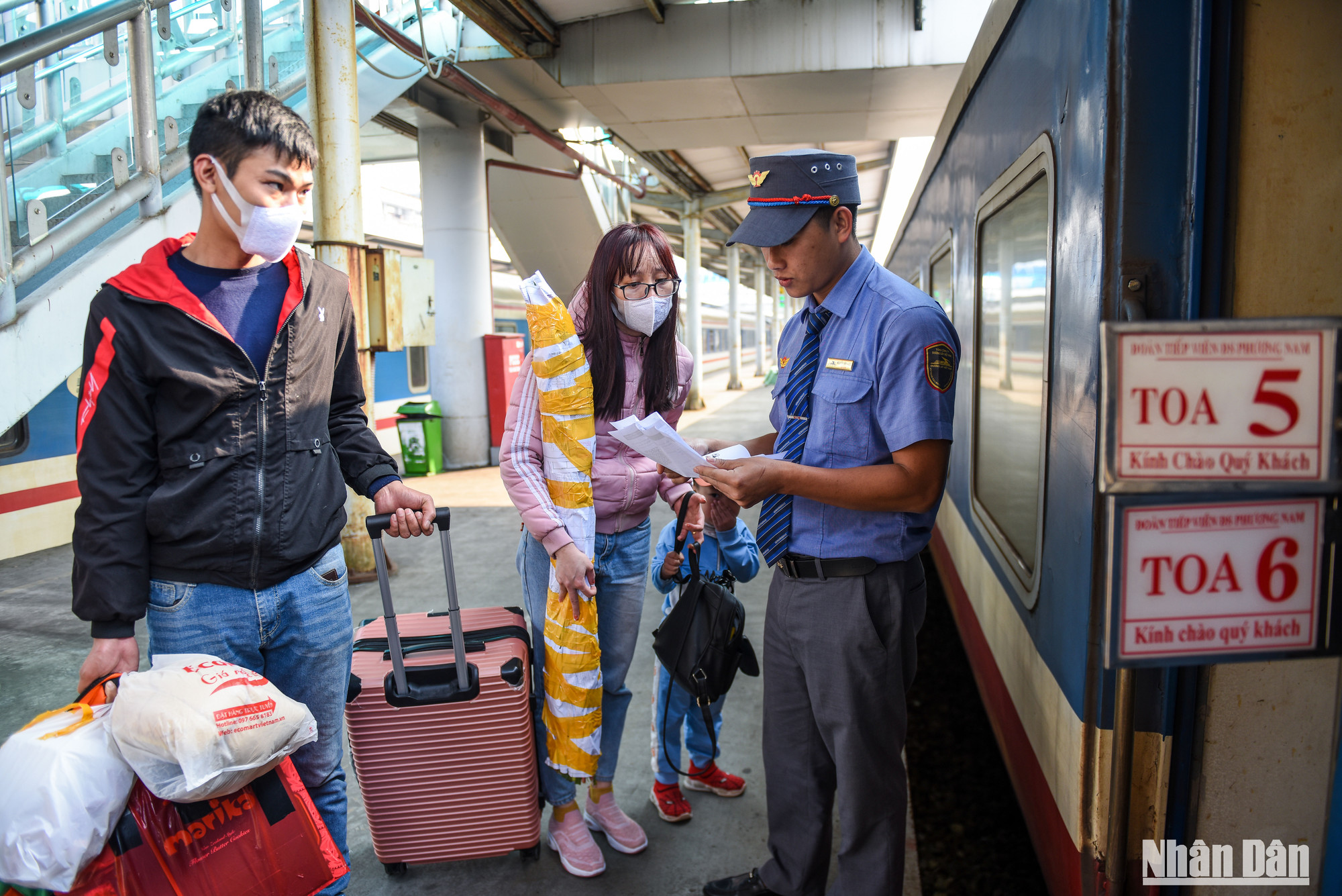 Chiều 30 Tết, các chuyến tàu cuối cùng xuất phát tại ga Hà Nội đưa hàng ngàn người dân về với quê hương mang cảm xúc đong đầy hương vị yêu thương, xum họp...