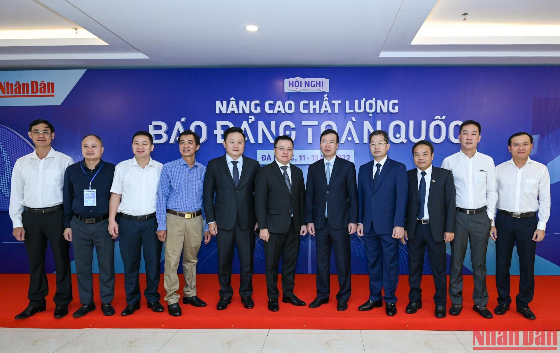 Đồng chí Võ Văn Thưởng, Ủy viên Bộ Chính trị, Thường trực Ban Bí thư cùng các đại biểu tham gia Hội nghị "Nâng cao chất lượng báo Đảng toàn quốc".