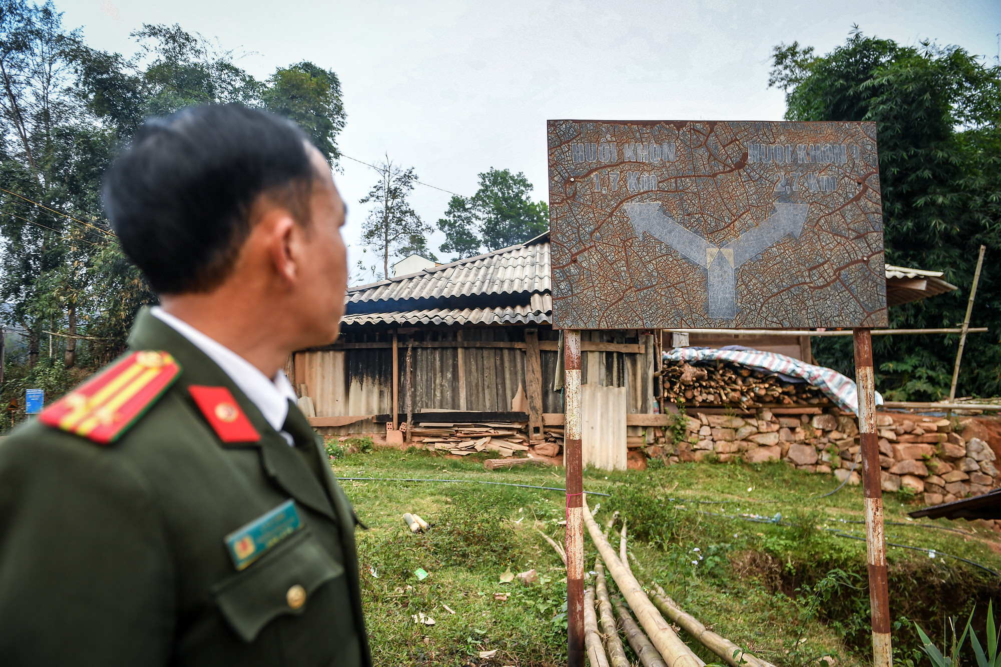 Trung tá Lý A Tung nhớ từng triền dốc, ngọn đồi tại Huổi Khon. Vị trí anh đang đứng trước đây chính là khu vực tụ tập đông người, nơi đặt "trạm phát thanh" của các đối tượng. Trung tá Lý A Tung nhớ từng triền dốc, ngọn đồi tại Huổi Khon. Vị trí anh đang đứng trước đây chính là khu vực tụ tập đông người, nơi đặt "trạm phát thanh" của các đối tượng.