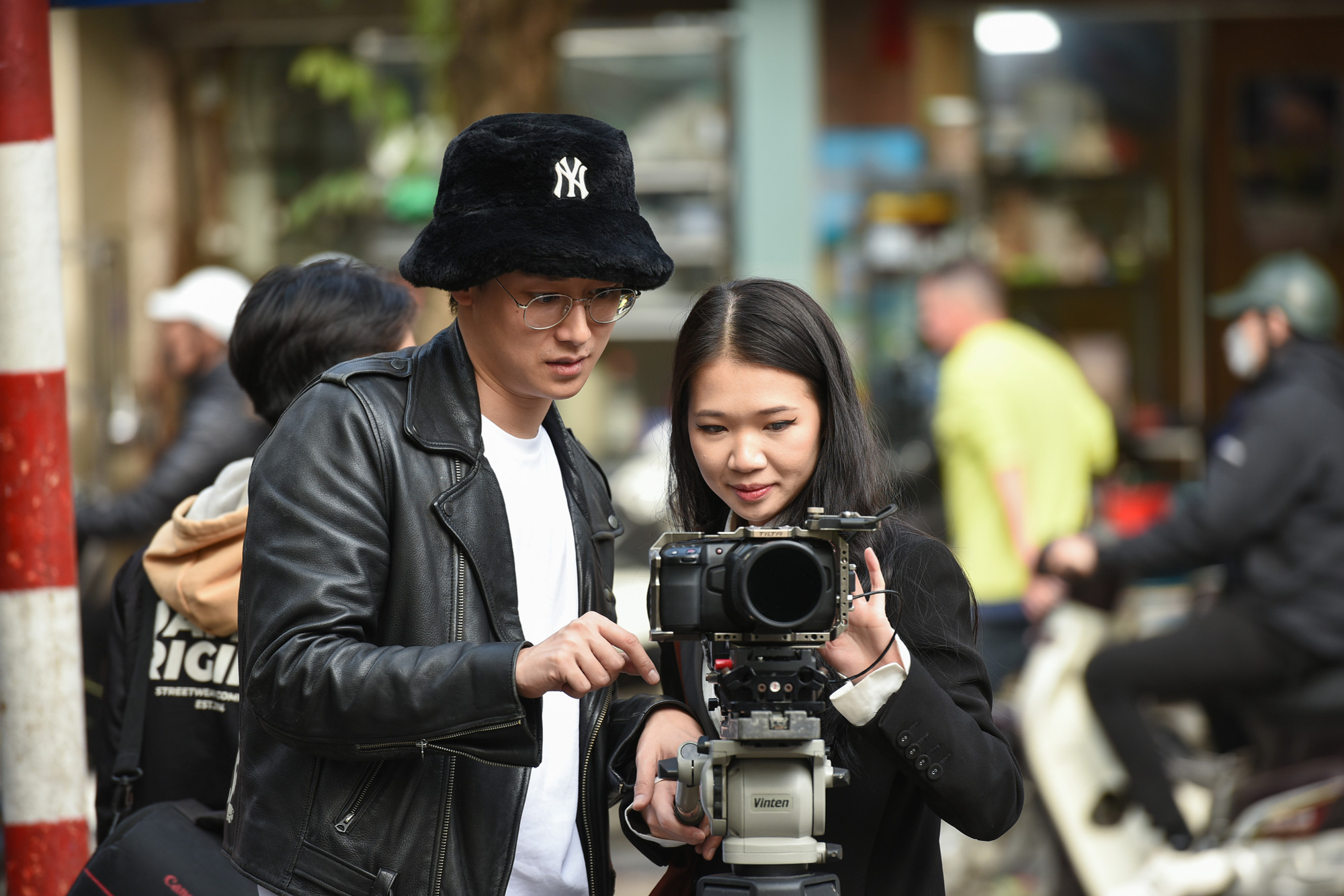 Một số bạn trẻ chọn ghi lại những khuôn hình đẹp trong ngày đầu tiên của năm mới. (Ảnh: THÀNH ĐẠT)