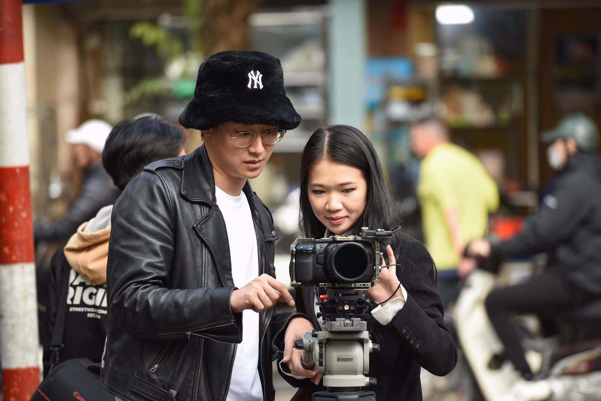 Một số bạn trẻ chọn ghi lại những khuôn hình đẹp trong ngày đầu tiên của năm mới. (Ảnh: THÀNH ĐẠT)