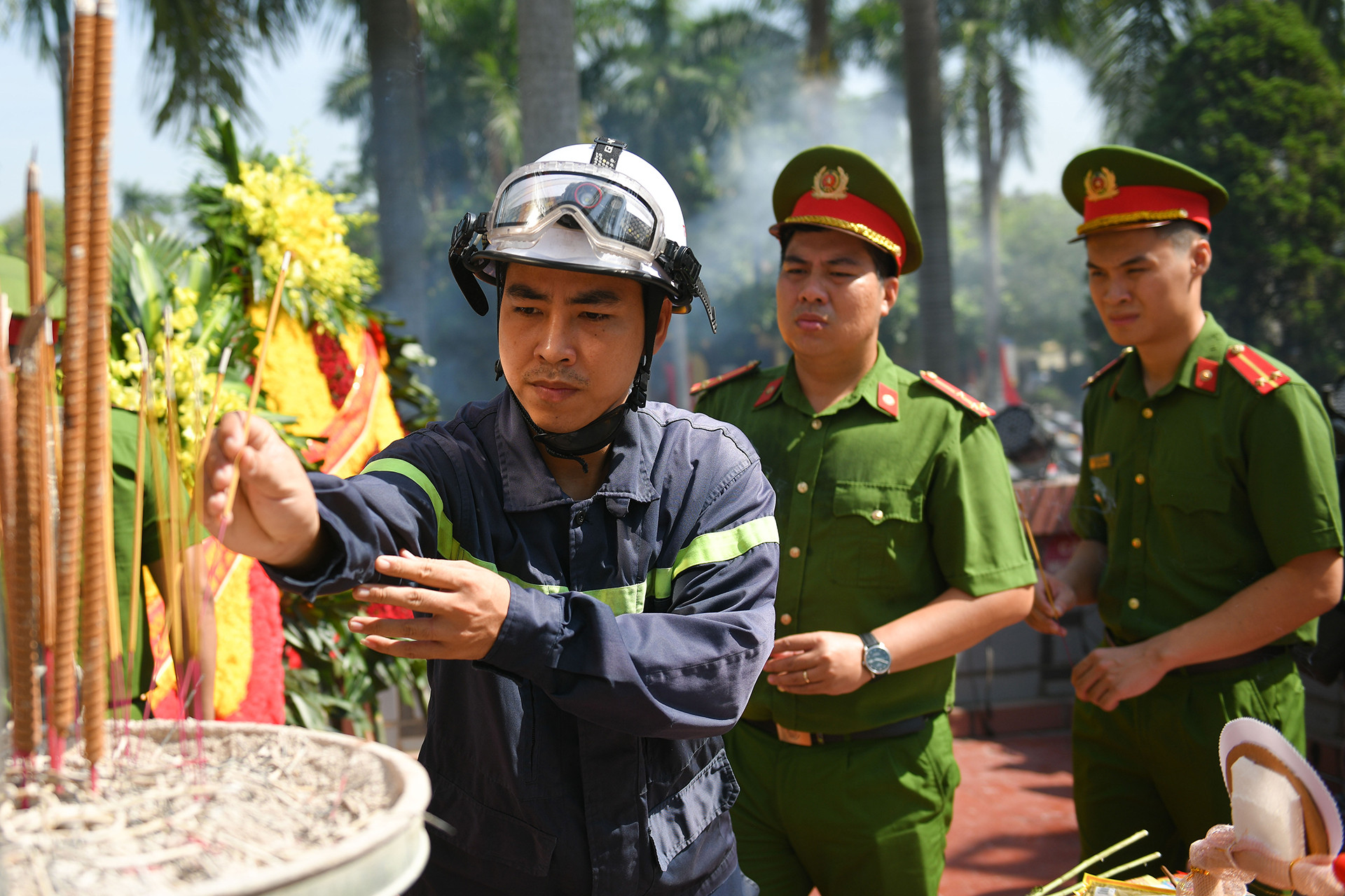 Cán bộ chiến sĩ Đội Cảnh sát Phòng cháy, chữa cháy và Cứu nạn, cứu hộ quận Bắc Từ Liêm kính cẩn nghiêng mình, bày tỏ lòng biết ơn sâu sắc, tri ân công lao to lớn vì sự trường tồn cho dân tộc của Anh hùng, liệt sĩ.