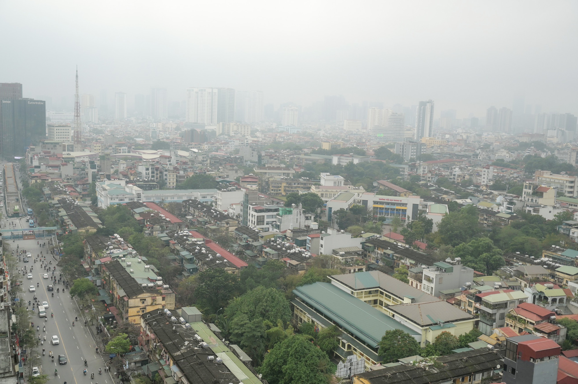 Hình ảnh từ trên cao cho thấy tầm nhìn xa giảm sút do sương mù dày đặc.