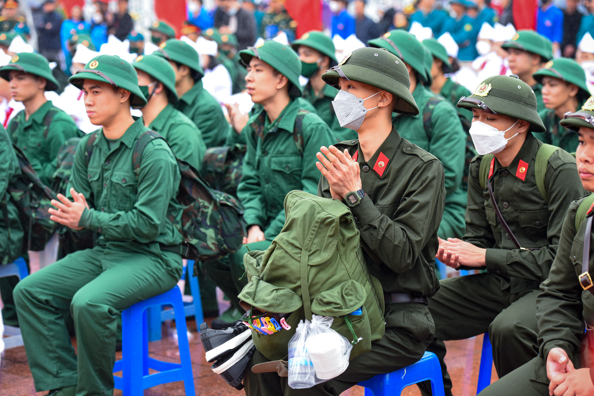 Năm nay, toàn thành phố Hà Nội có 3.500 công dân lên đường nhập ngũ; trong đó có 20,9% công dân có trình độ cao đẳng, đại học; 998 công dân (đạt 28%) tình nguyện viết đơn nhập ngũ; chỉ đạo 1.294 đoàn viên ưu tú được lựa chọn từ cơ sở tham gia lớp bồi dưỡng đối tượng đảng. Đây sẽ là lực lượng nòng cốt tham gia xây dựng đơn vị trong thời gian tại ngũ và tiếp tục được bồi dưỡng tạo nguồn phát triển Đảng.