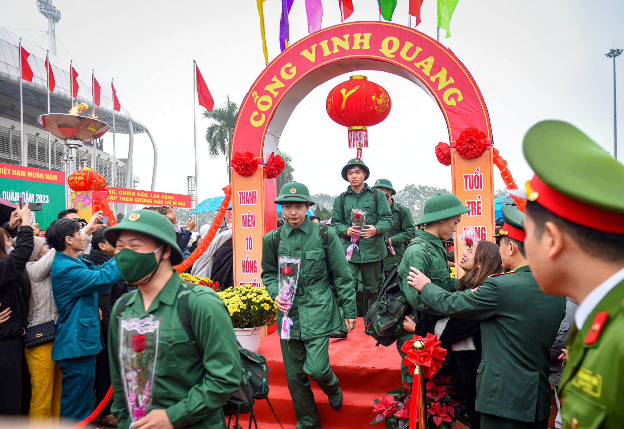 Những bó hoa, những chiếc ôm vội vàng được trao gửi như một lời động viên dành cho các tân binh sẽ lên đường nhập ngũ.