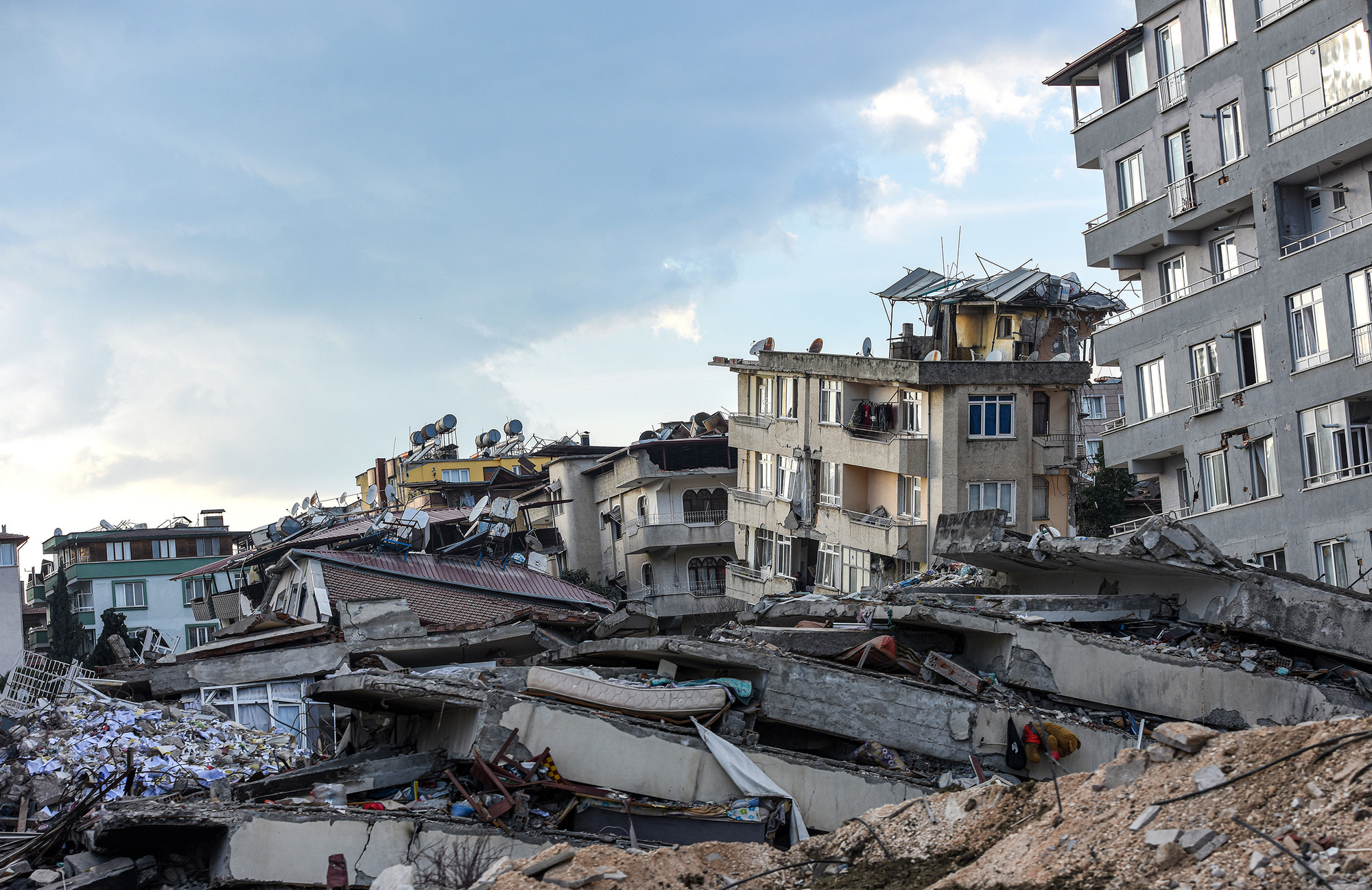 Không chỉ những ngôi nhà cao tầng bị nghiêng đổ, ngay cả những công trình thấp hơn vốn tưởng an toàn cũng không tránh khỏi thảm hoạ. Theo thống kê, khoảng hơn 12.000 tòa nhà tại Thổ Nhĩ Kỳ đã dễ dàng đổ sập trong trận động đất độ lớn 7,8 do chất lượng thi công kém và quản lý xây dựng lỏng lẻo.