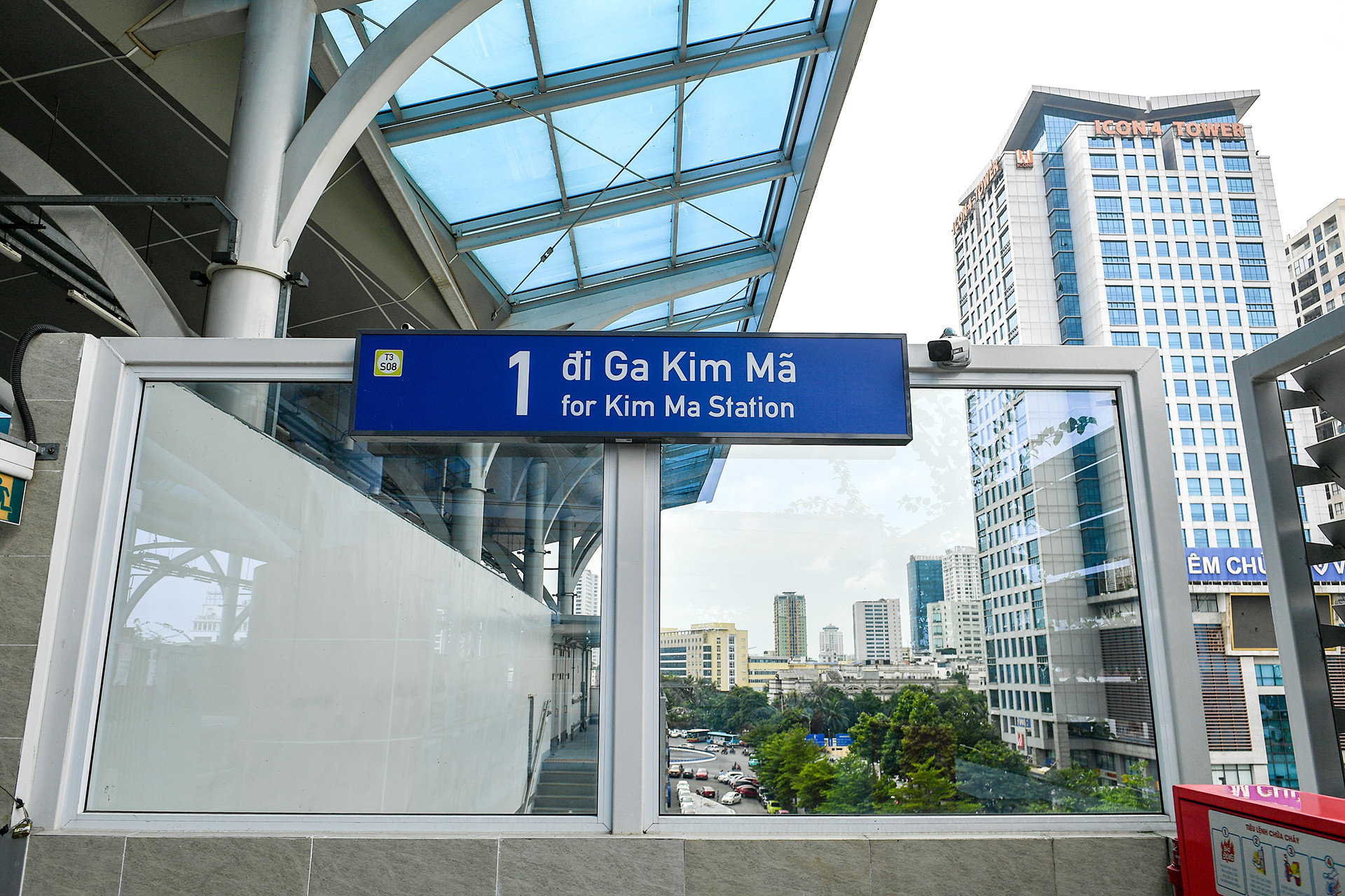 Mái nhà ga có kết cấu dạng chữ V với độ dốc tương đối lớn để có thể “tự làm sạch” khi trời mưa. Độ dốc lớn giúp việc bảo dưỡng trở nên đơn giản hơn, tránh được sự lắng đọng nước, bảo vệ mái khỏi việc ngấm và rò rỉ.