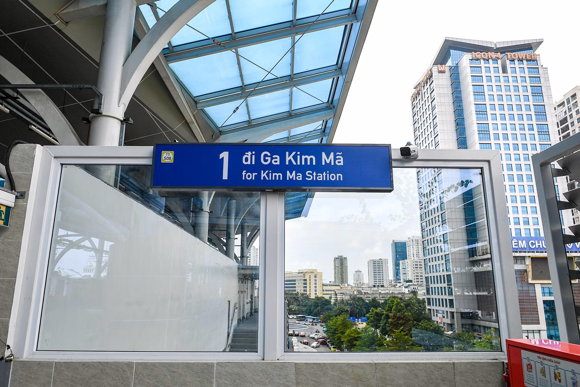 Mái nhà ga có kết cấu dạng chữ V với độ dốc tương đối lớn để có thể “tự làm sạch” khi trời mưa. Độ dốc lớn giúp việc bảo dưỡng trở nên đơn giản hơn, tránh được sự lắng đọng nước, bảo vệ mái khỏi việc ngấm và rò rỉ.