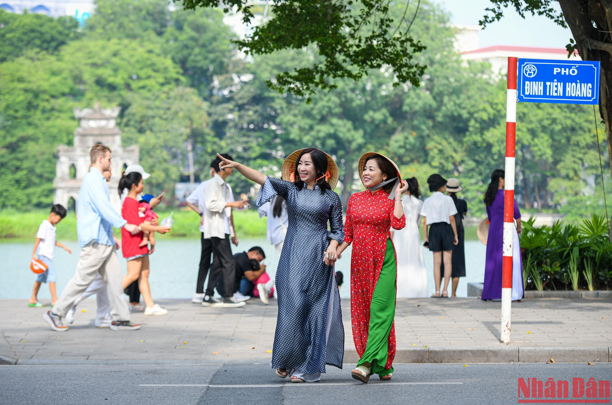 Chị Hồng Thu sống ở quận Hoàn Kiếm vui vẻ chia sẻ: “Những ngày này so với năm ngoái thì chắc chắn phải khác vì đường phố đông vui nhộn nhịp, cảnh vật đẹp hơn, con người cũng ăn mặc duyên dáng hơn, mình làm đẹp cho mình và làm đẹp cho Thủ đô nữa. Cái khác thứ hai nữa là cuộc sống bình yên, Đảng và Nhà nước đã làm được rất nhiều những việc tốt cho nhân dân”.