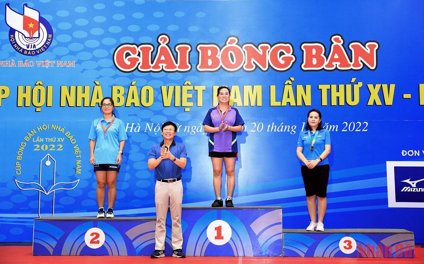 Trao giải Đơn nữ trên 45 tuổi cho các vận động viên.