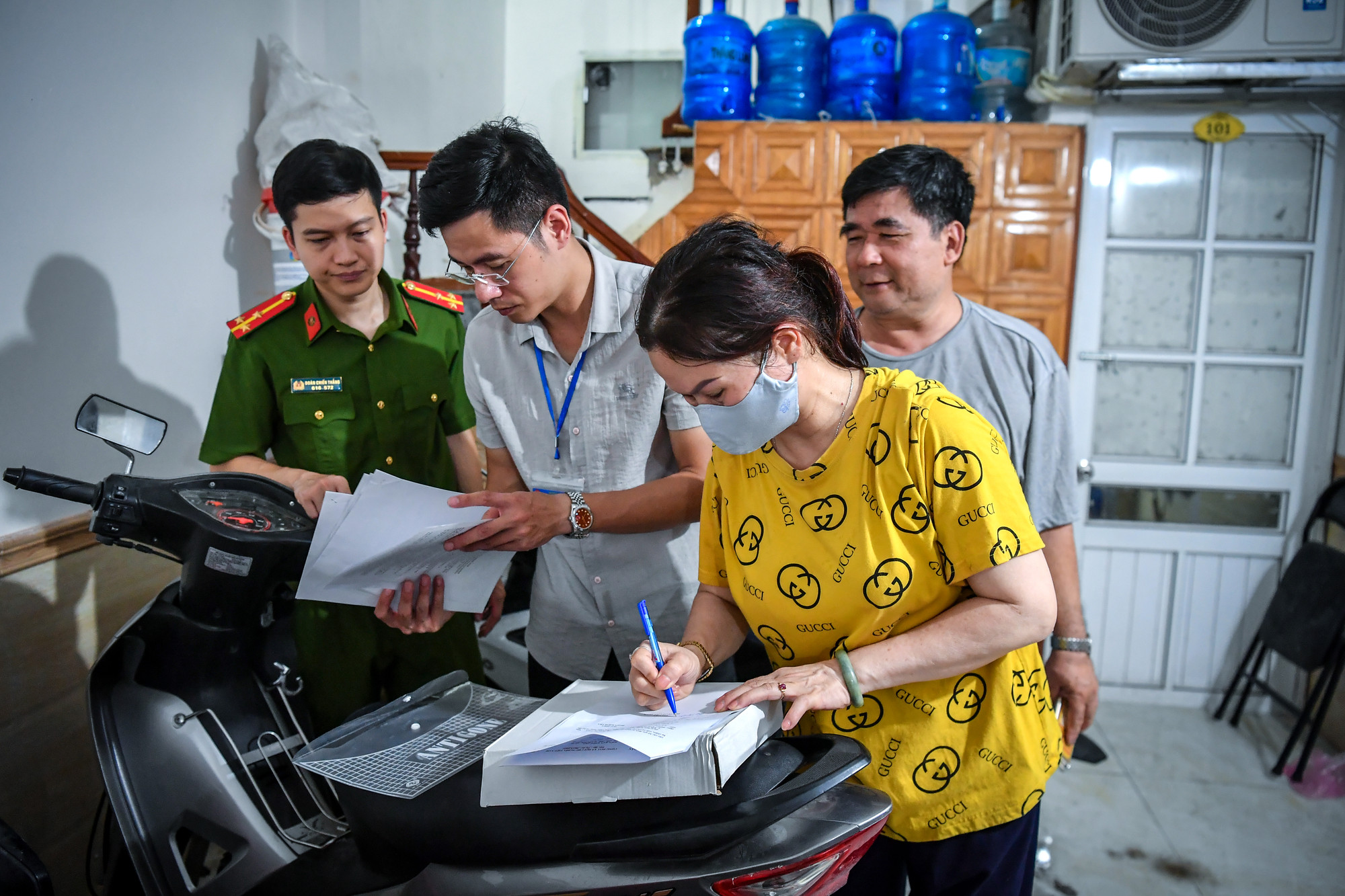 Chủ nhà trọ ký cam kết bảo đảm an toàn phòng, chống cháy nổ tại khu nhà trọ. Chủ nhà trọ ký cam kết bảo đảm an toàn phòng, chống cháy nổ tại khu nhà trọ.