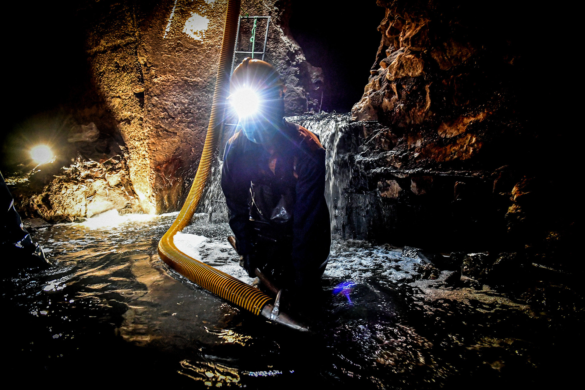 [Ảnh] Một ngày "đội nắng, hút bùn" của công nhân vệ sinh cống ngầm Hà Nội ảnh 16