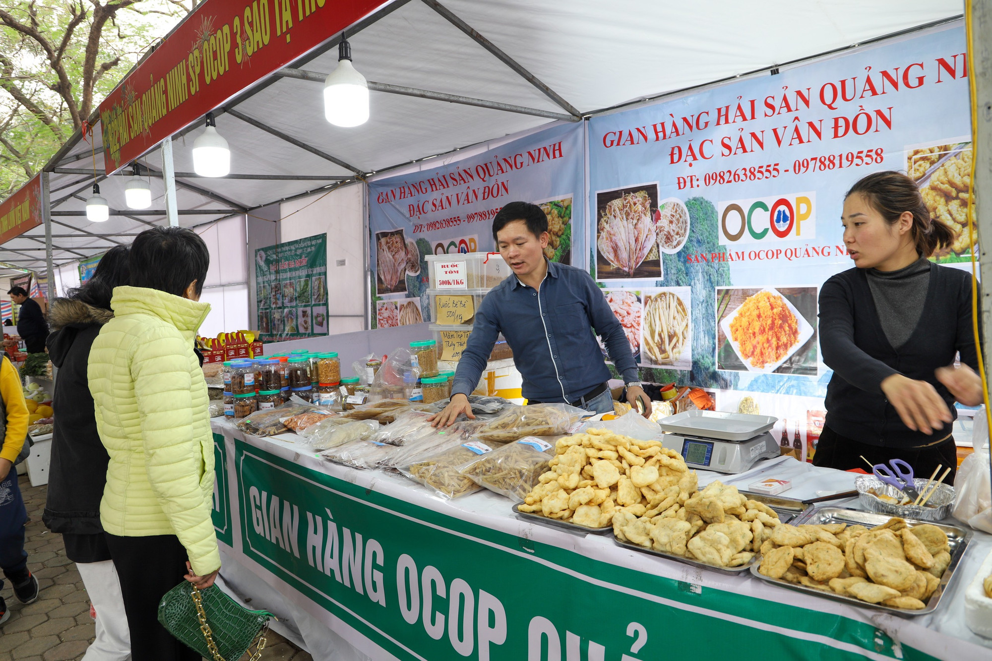 Rất nhiều gian hàng đa dạng từ vật dụng cho đến thực phẩm được bày bán nhằm phục vụ nhu cầu của người dân. (Ảnh: NHẬT QUANG)