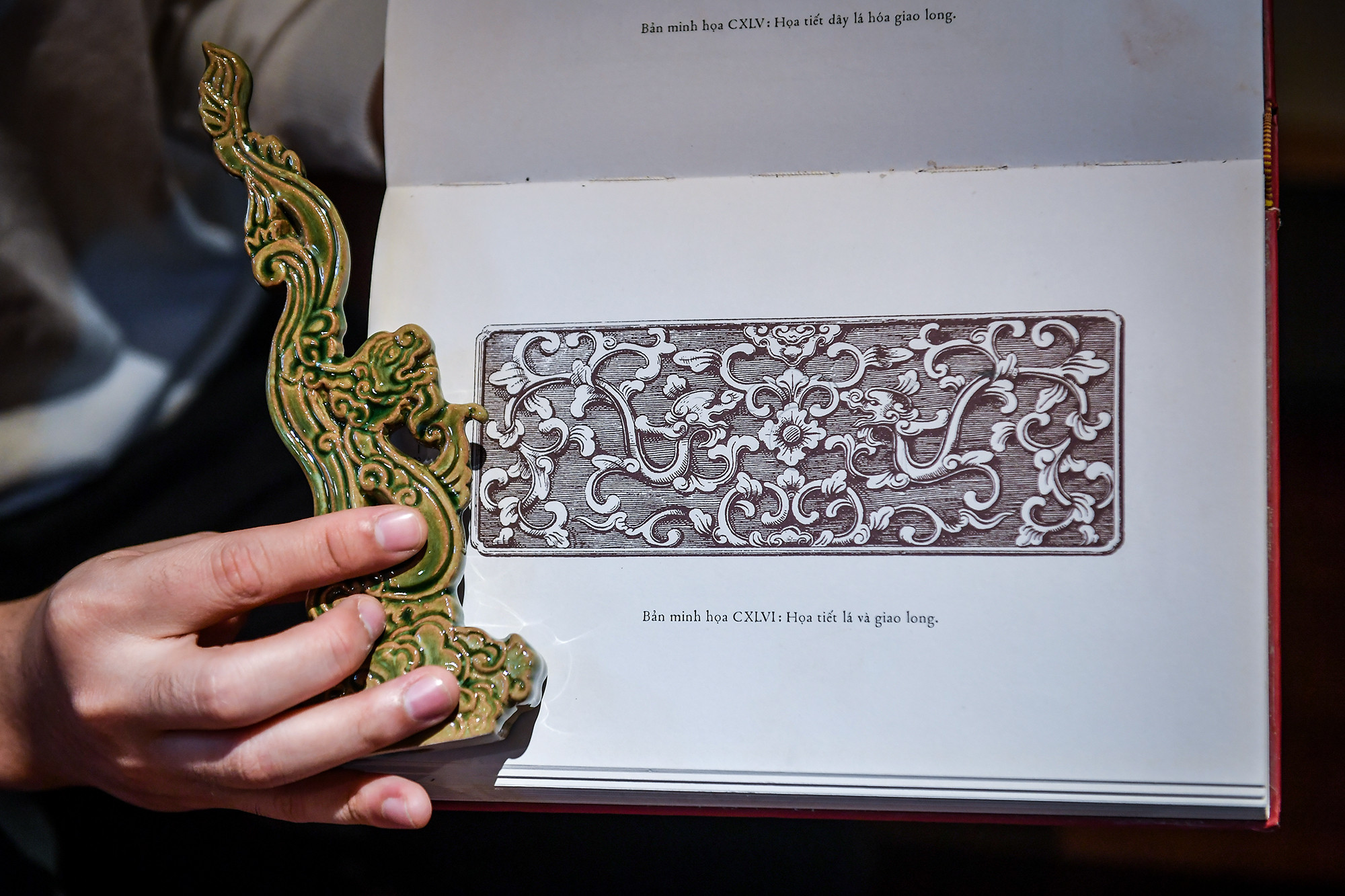 Anh Tú cho biết, để thiết kế các sản phẩm rồng cho năm mới nói chung và Long mã cõng hà đồ nói riêng, anh đã chủ động tìm tòi, học hỏi trong các thư tịch cổ cũng như khảo sát thực tế tại nhiều đình, chùa trong cả nước.