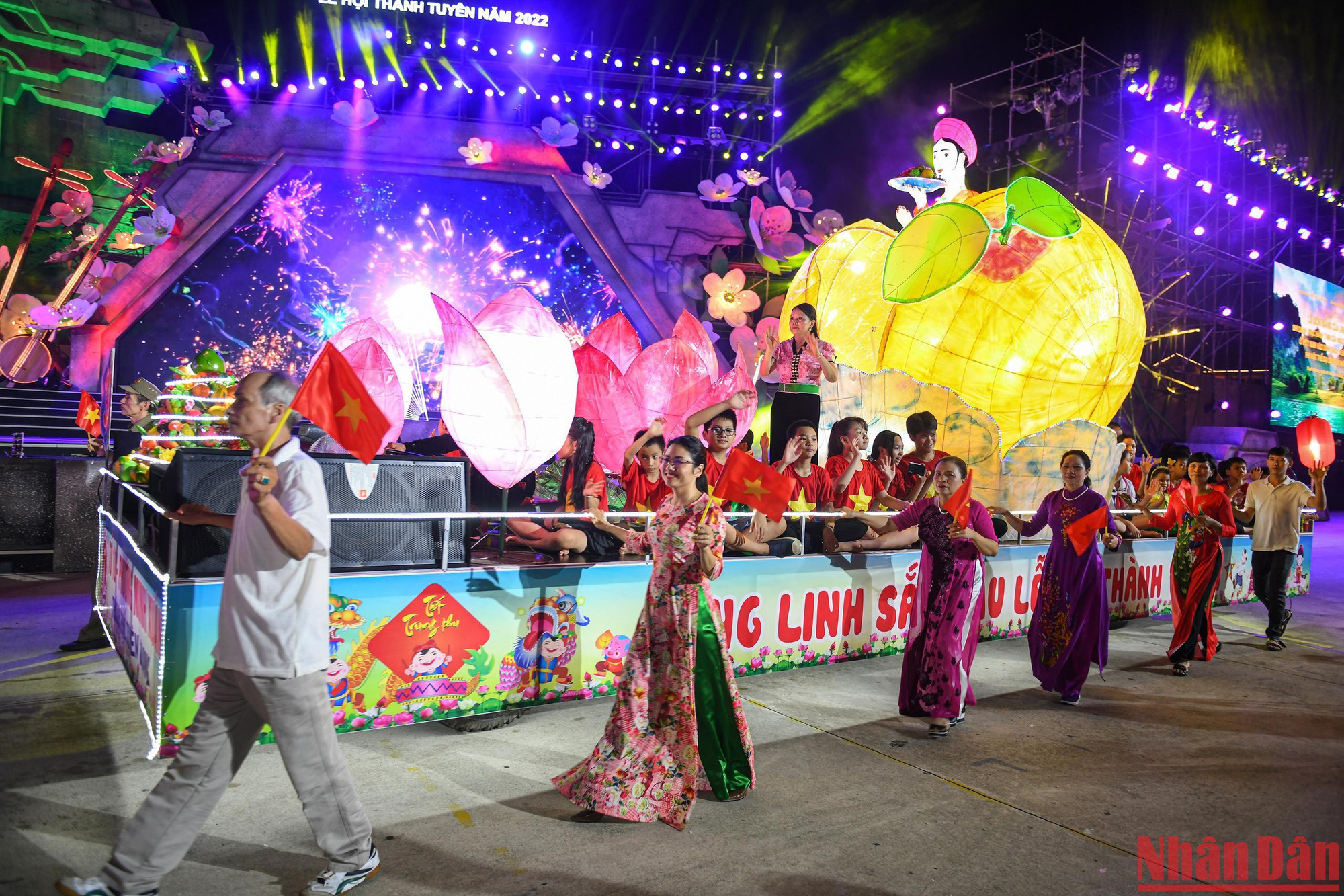 Mô hình cô Tấm bước ra từ quả thị tiến vào Đêm hội Thành Tuyên.