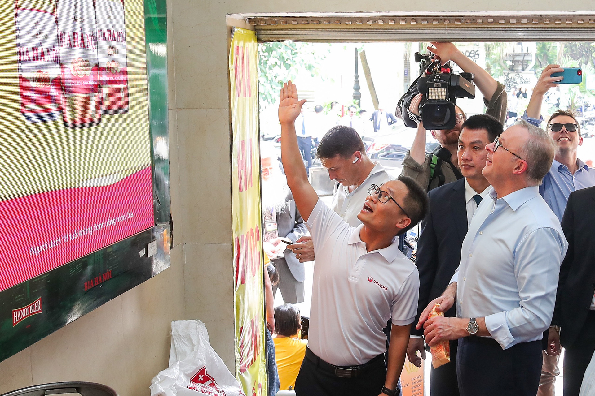 [Ảnh] Thủ tướng Australia Anthony Albanese uống bia hơi, ăn bánh mỳ Hà Nội ảnh 2