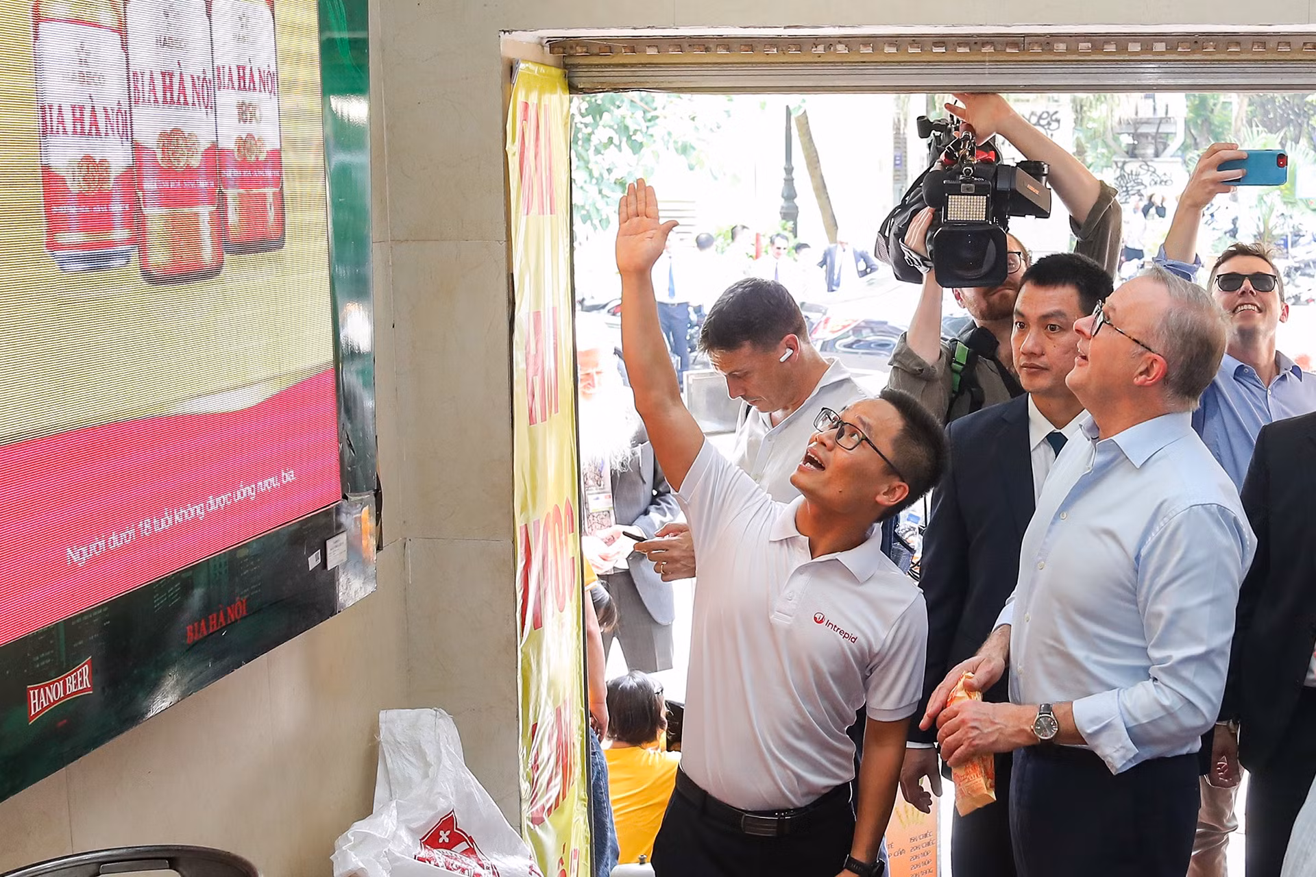 [Ảnh] Thủ tướng Australia Anthony Albanese uống bia hơi, ăn bánh mỳ Hà Nội ảnh 2