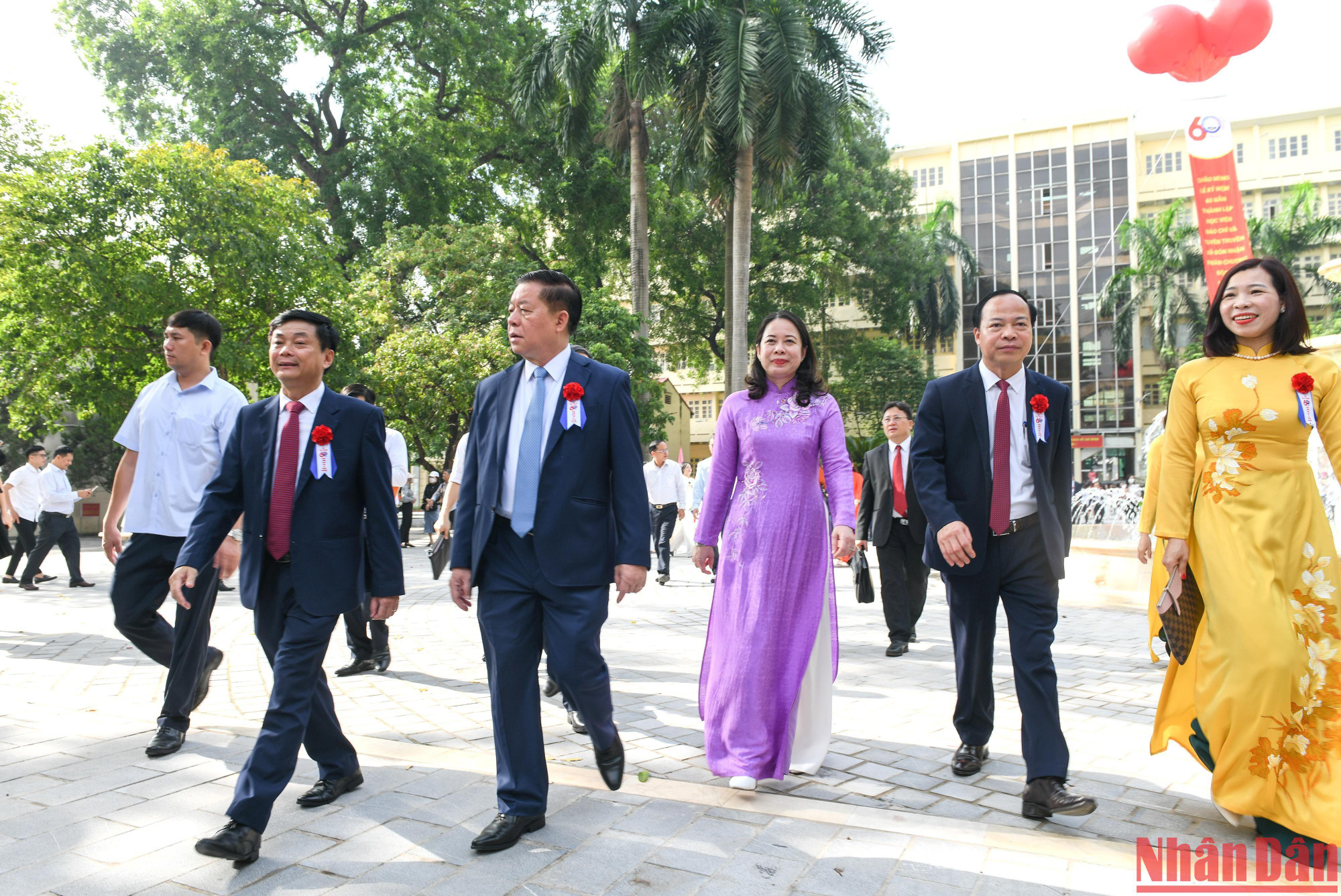 Đồng chí Nguyễn Trọng Nghĩa - Trưởng Ban Tuyên giáo Trung ương, Phó Chủ tịch nước Võ Thị Ánh Xuân cùng các đại biểu tham quan khuôn viên Học viện. Đồng chí Nguyễn Trọng Nghĩa - Trưởng Ban Tuyên giáo Trung ương, Phó Chủ tịch nước Võ Thị Ánh Xuân cùng các đại biểu tham quan khuôn viên Học viện.