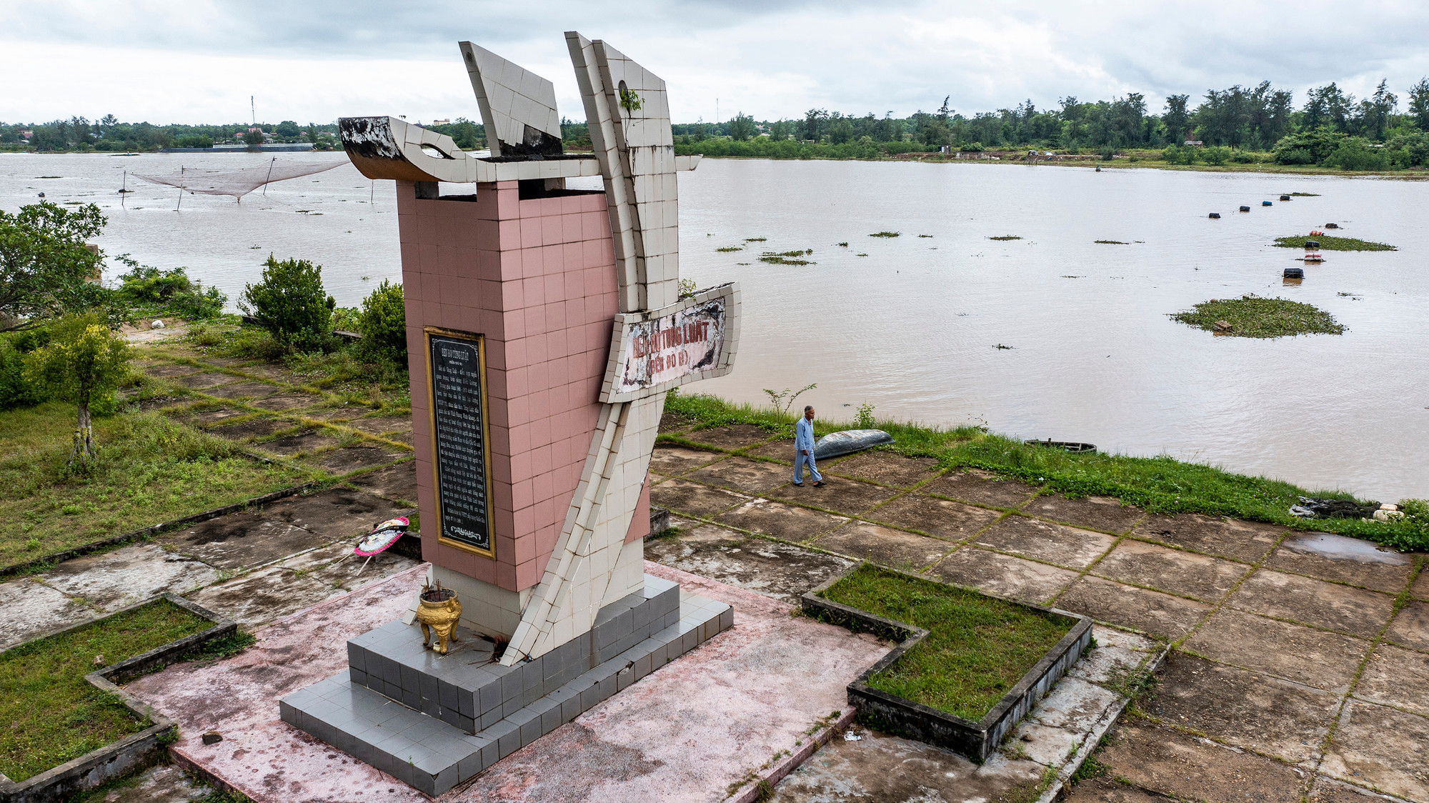 Cách bến đò Cửa Tùng khoảng 4km, bến đò Tùng Luật nằm trên địa bàn xã Vĩnh Giang cũng là một "huyền thoại" trên đất thép Vĩnh Linh.