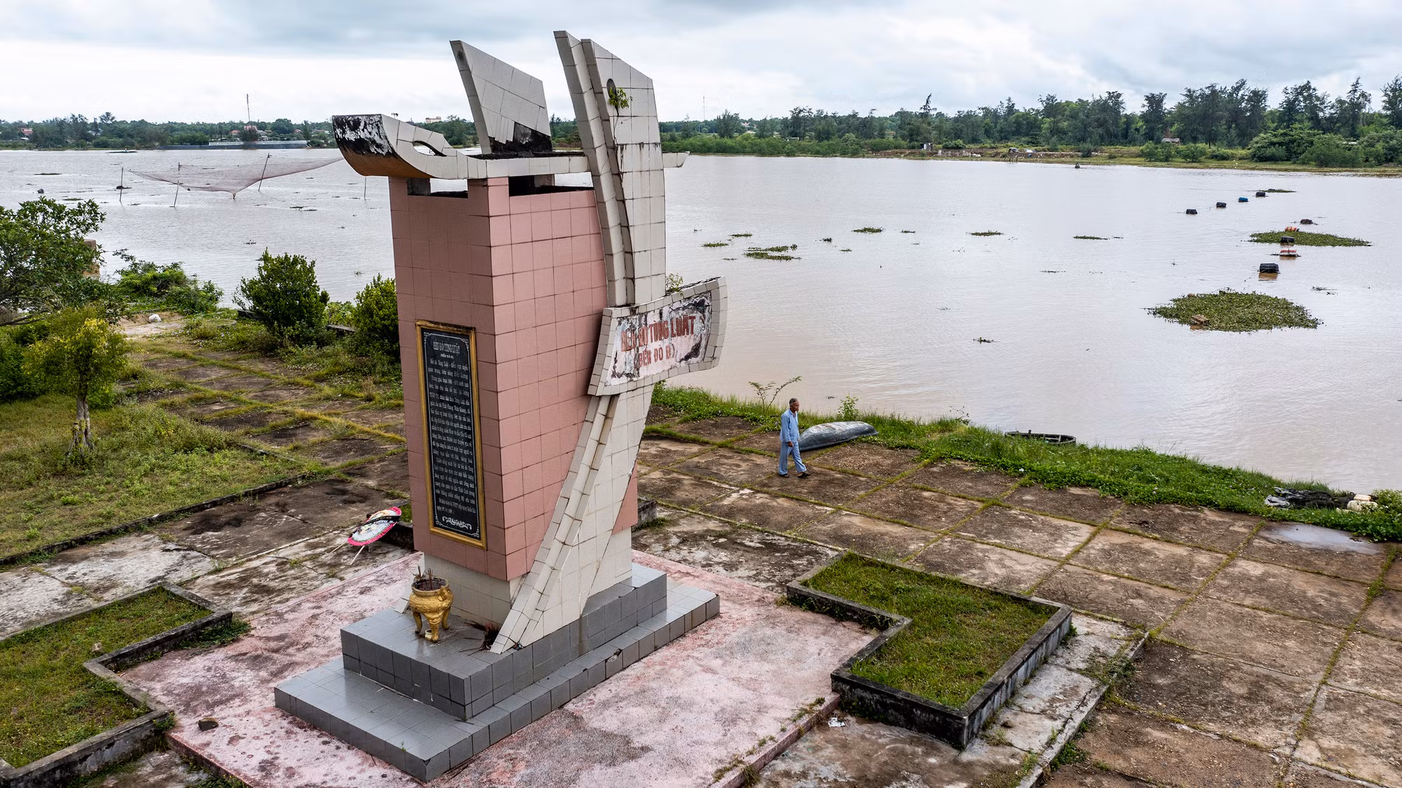 Cách bến đò Cửa Tùng khoảng 4km, bến đò Tùng Luật nằm trên địa bàn xã Vĩnh Giang cũng là một "huyền thoại" trên đất thép Vĩnh Linh.