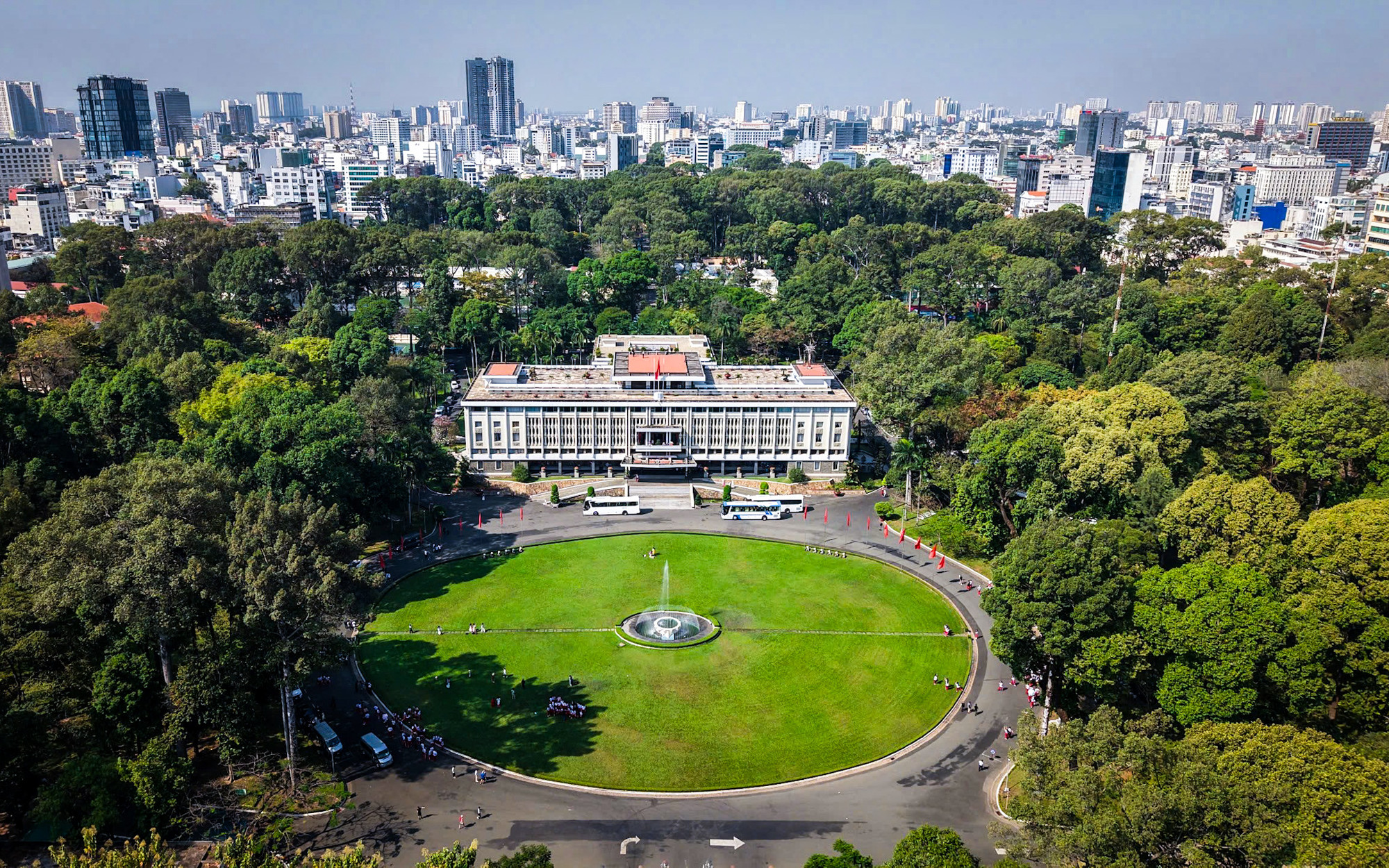 Trước ngày 30/4/1975 lịch sử, Dinh Độc Lập là một trong những cơ quan đầu não chính quyền Sài Gòn, nơi chứng kiến sự can thiệp quân sự của nước ngoài gây chiến tranh tàn khốc ở Việt Nam. Trên đây là hình ảnh Dinh Độc Lập nhìn từ trên cao (Ảnh chụp tháng 4 năm 2025).