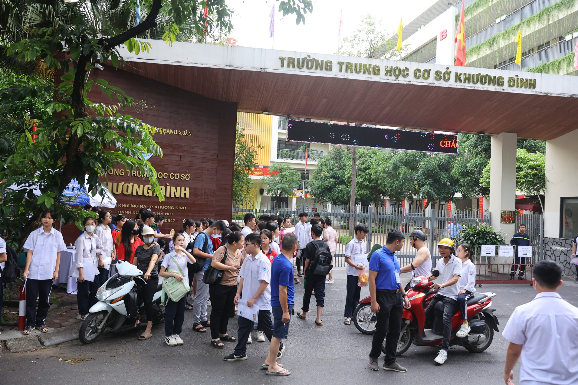 Thời tiết mát mẻ, ngay từ 6 giờ, tại điểm thi Trường THCS Khương Đình (quận Thanh Xuân), nhiều thí sinh và phụ huynh đã có mặt tại trường. Thời tiết mát mẻ, ngay từ 6 giờ, tại điểm thi Trường THCS Khương Đình (quận Thanh Xuân), nhiều thí sinh và phụ huynh đã có mặt tại trường.