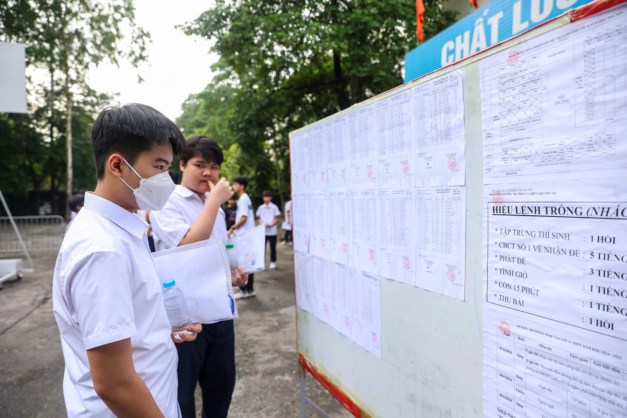 Sáng nay, 8/6, hơn 105.000 thí sinh Hà Nội làm bài thi đầu tiên của Kỳ thi Tuyển sinh lớp 10 trung học phổ thông công lập năm học 2024-2025. Hồi hộp, lo lắng là cảm xúc chung của nhiều thí sinh. Sáng nay, 8/6, hơn 105.000 thí sinh Hà Nội làm bài thi đầu tiên của Kỳ thi Tuyển sinh lớp 10 trung học phổ thông công lập năm học 2024-2025. Hồi hộp, lo lắng là cảm xúc chung của nhiều thí sinh.