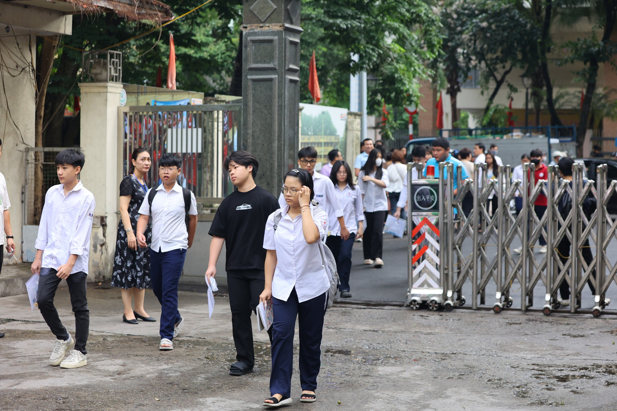 Nét mặt lo âu của các thí sinh. Nét mặt lo âu của các thí sinh.