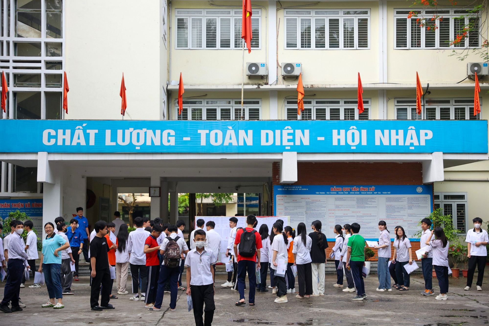 Trong sáng nay, các thí sinh sẽ dự thi với môn thi ngữ văn, thời gian bắt đầu làm bài là 8 giờ, thời gian thu bài là 10 giờ, tổng thời gian làm bài là 120 phút. Trong sáng nay, các thí sinh sẽ dự thi với môn thi ngữ văn, thời gian bắt đầu làm bài là 8 giờ, thời gian thu bài là 10 giờ, tổng thời gian làm bài là 120 phút.