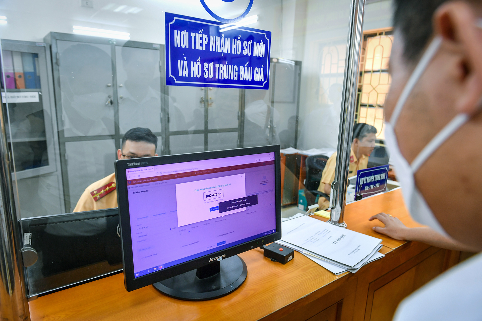 Tại cơ sở đăng ký xe số 2 sáng nay rất nhiều chủ phương tiện phấn khởi khi bấm biển số định danh thành công.