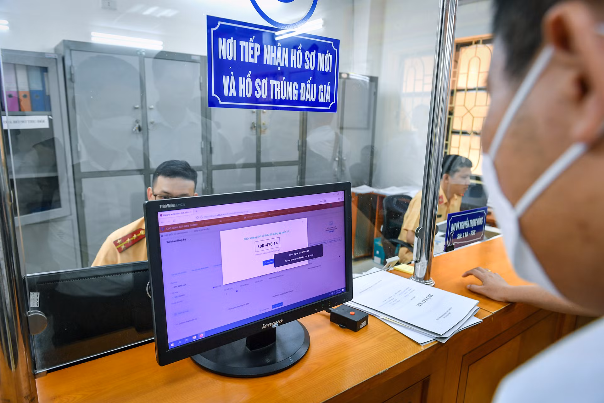 Tại cơ sở đăng ký xe số 2 sáng nay rất nhiều chủ phương tiện phấn khởi khi bấm biển số định danh thành công.