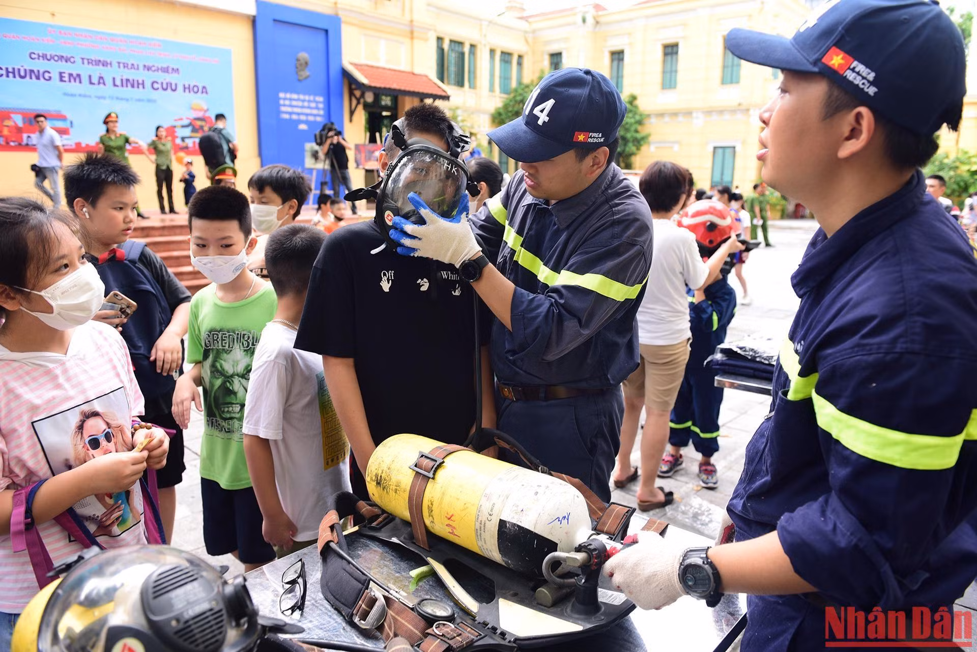 Các em nhỏ được trải nghiệm mặt nạ phòng độc của lực lượng cứu hộ.