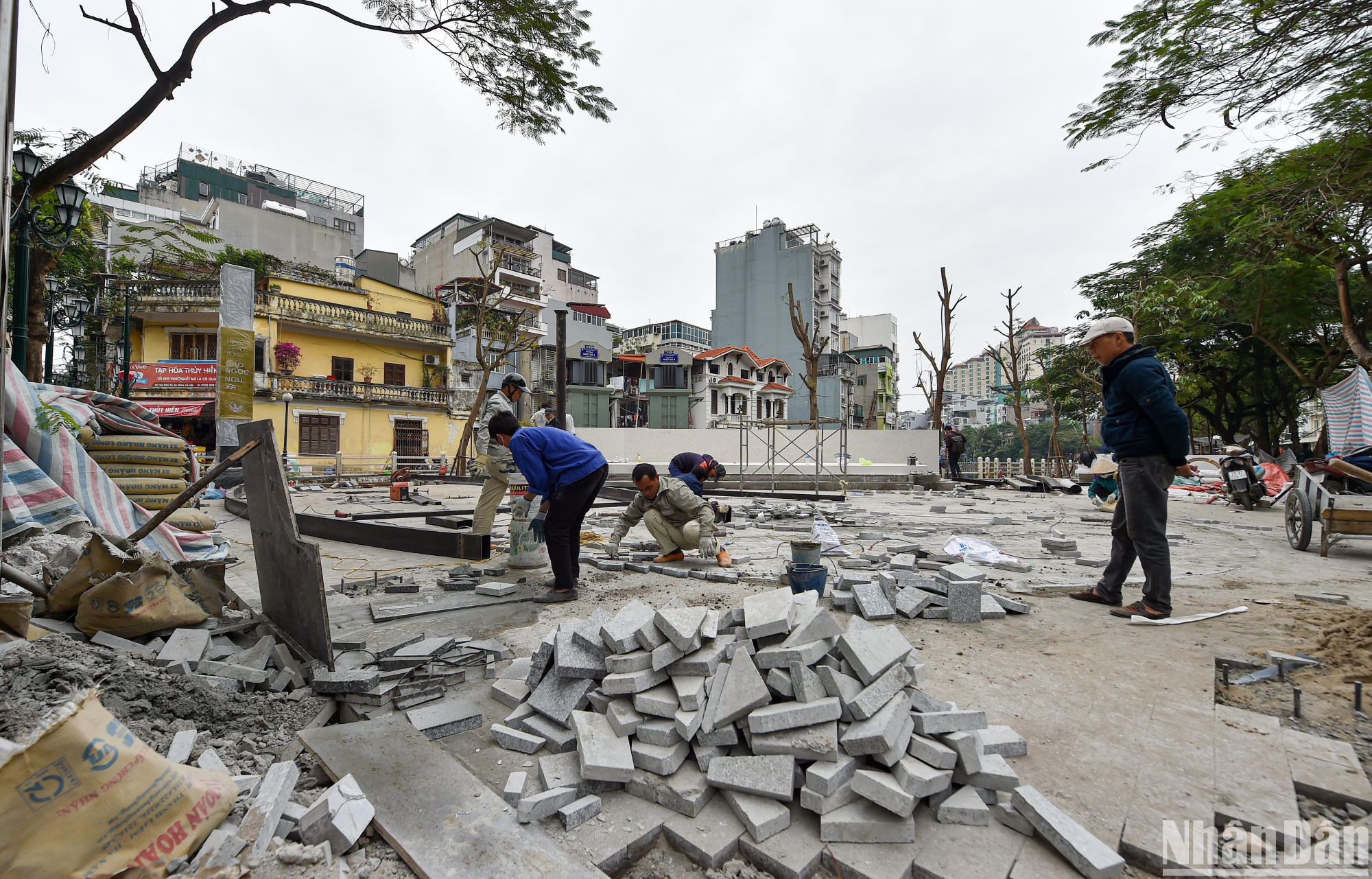Mới đây, TP Hà Nội đã phê duyệt chủ trương cải tạo các tuyến phố ven hồ Trúc Bạch trở thành tuyến phố đi bộ và ẩm thực mới của Thủ đô. Hiện các đơn vị thi công đang hối hả, gấp rút hoàn thiện các hạng mục, nhằm đưa tuyến phố đi bộ này vào hoạt động trước dịp Tết Dương lịch 2023. Mới đây, TP Hà Nội đã phê duyệt chủ trương cải tạo các tuyến phố ven hồ Trúc Bạch trở thành tuyến phố đi bộ và ẩm thực mới của Thủ đô. Hiện các đơn vị thi công đang hối hả, gấp rút hoàn thiện các hạng mục, nhằm đưa tuyến phố đi bộ này vào hoạt động trước dịp Tết Dương lịch 2023.