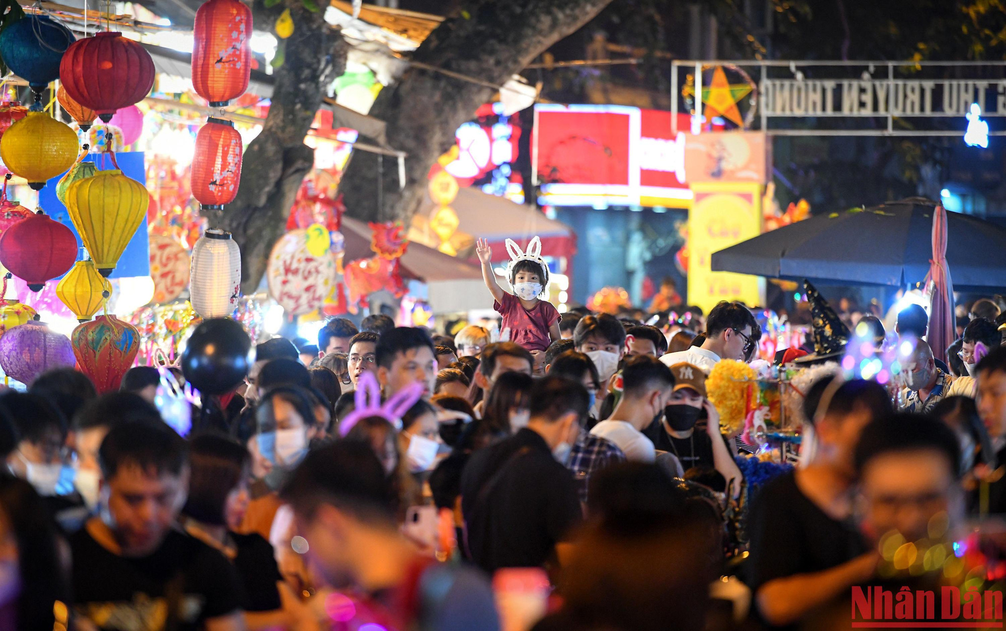 Không khó để bắt gặp hình ảnh thỉnh thoảng lại có một em bé lọt thỏm trên cổ bố mẹ giữa rừng người lớn đi chơi Trung thu.