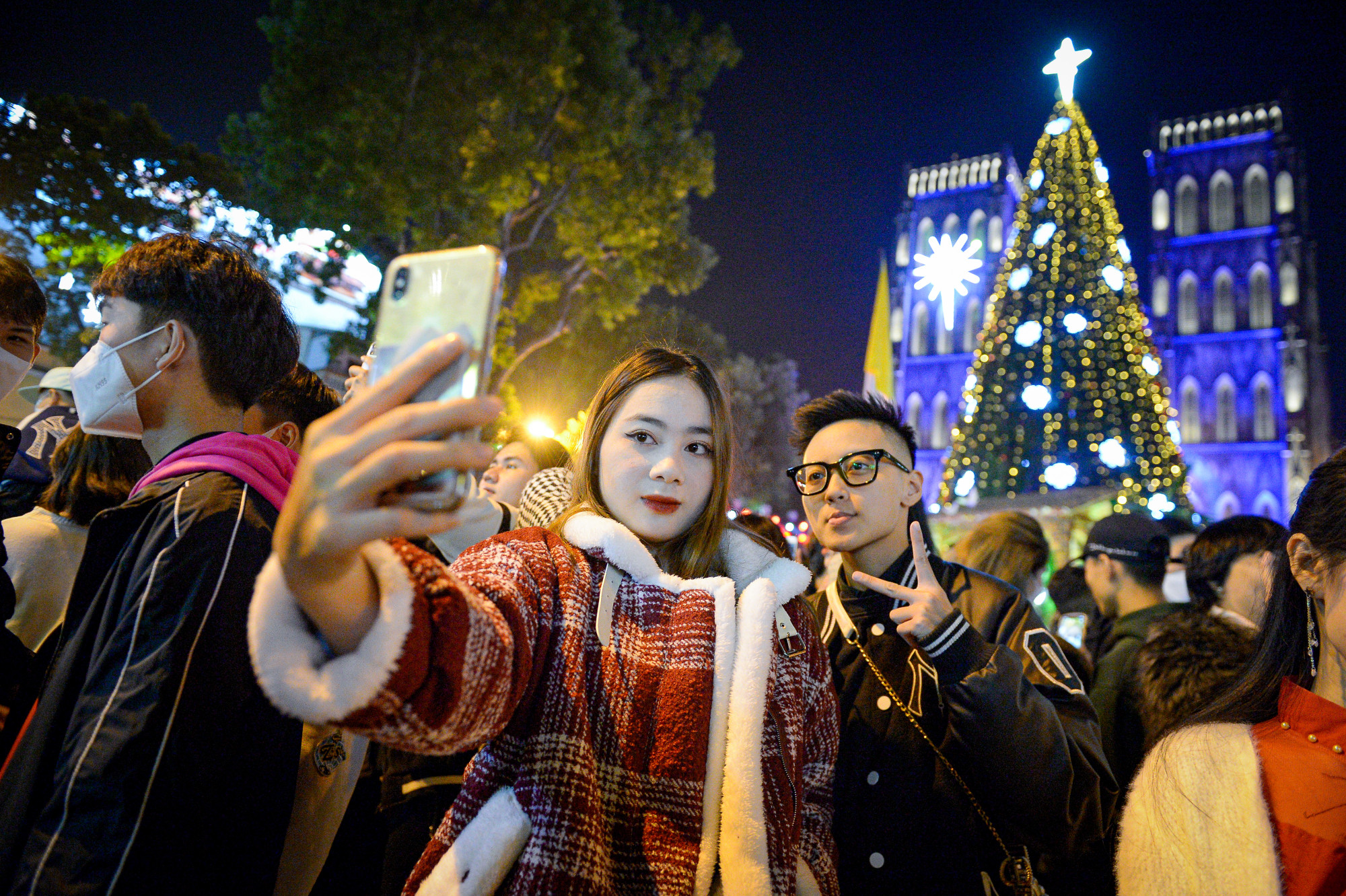 Các bạn trẻ không thể bỏ lỡ dịp "check-in" vào ngày lễ Giáng sinh tại Nhà thờ Lớn được cho là đẹp nhất Hà Nội. (Ảnh: THÀNH ĐẠT)