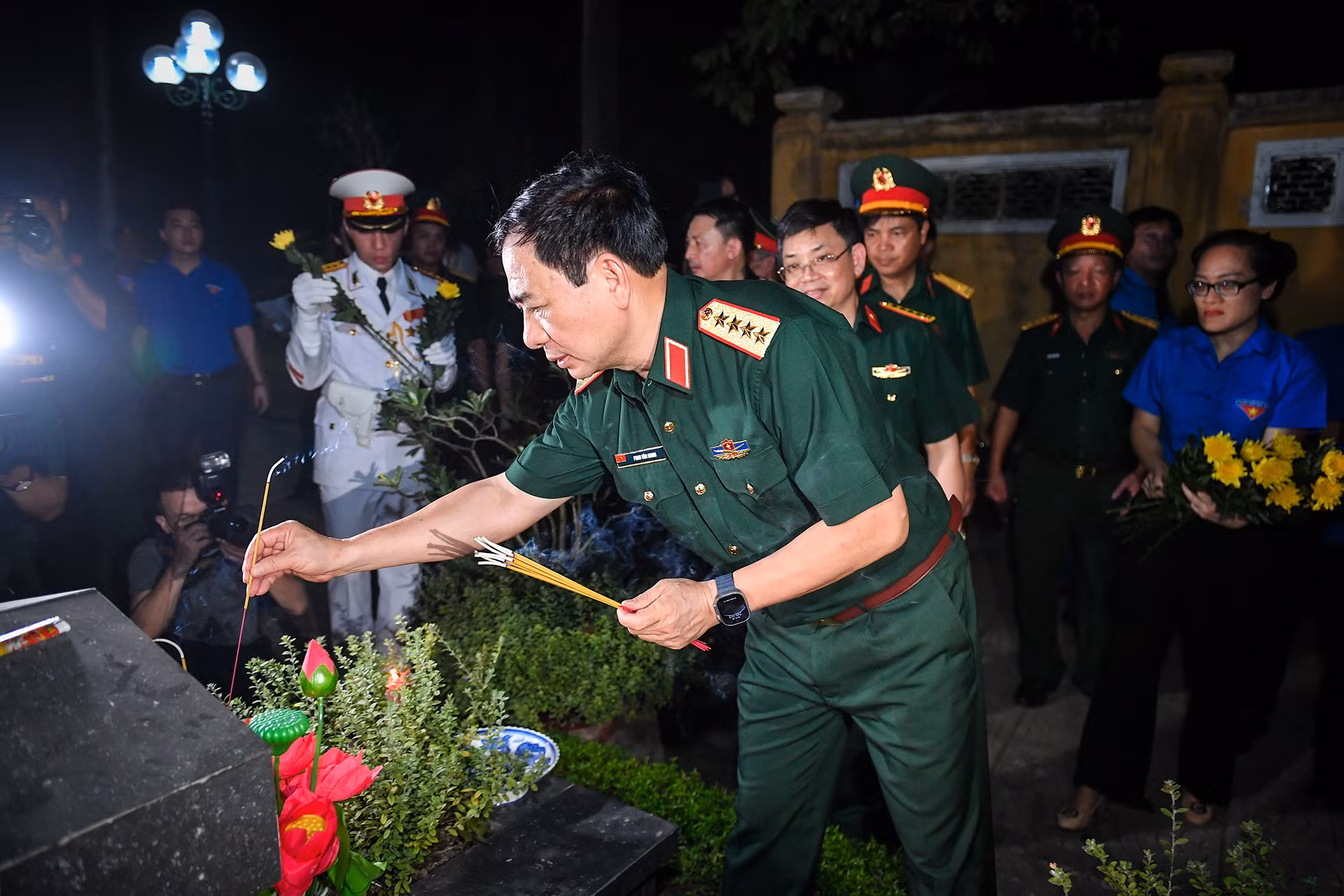 [Ảnh] Toàn cảnh "Lễ thắp nến tri ân các Anh hùng liệt sĩ"