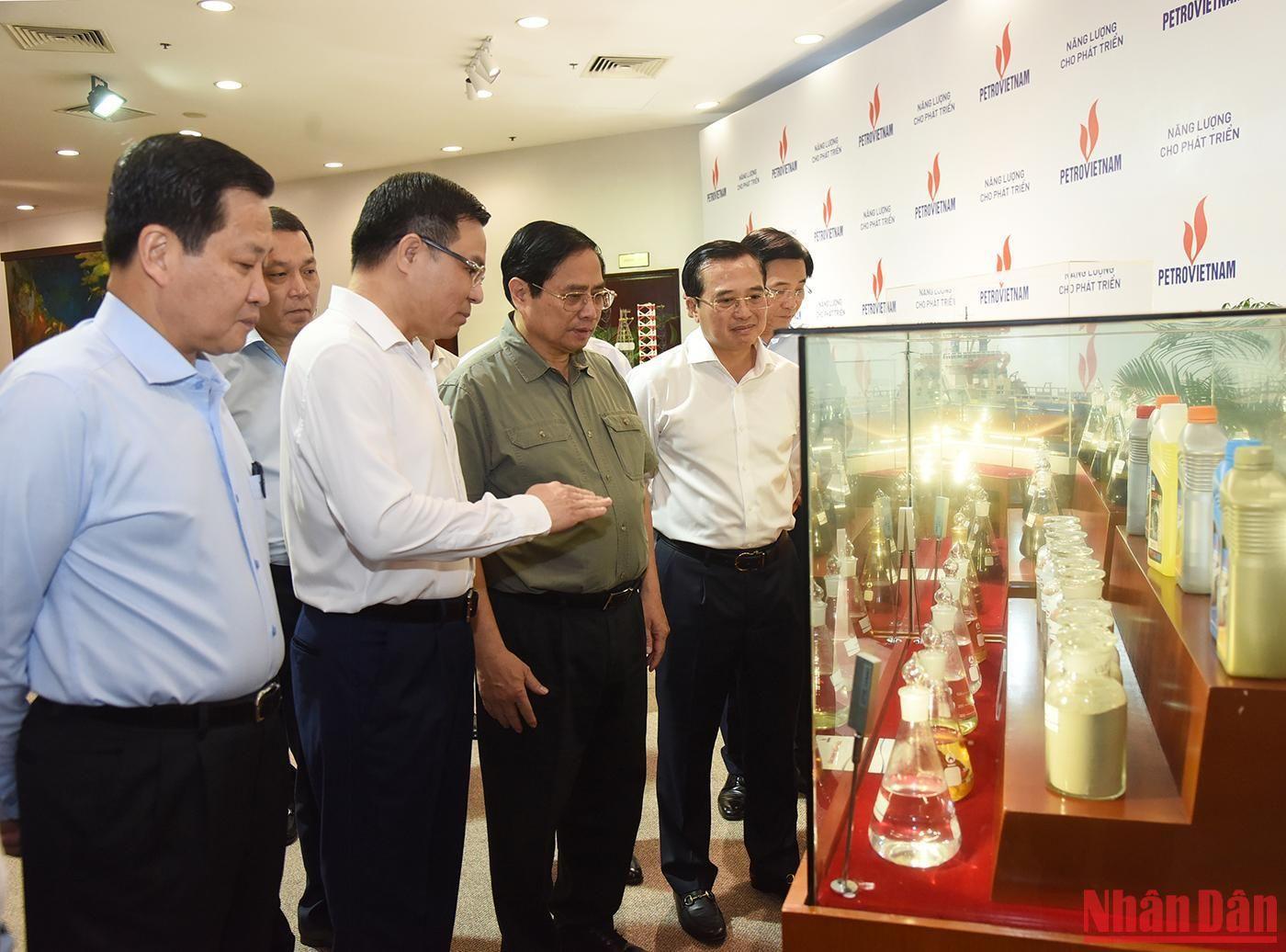 Thủ tướng Phạm Minh Chính nghe giới thiệu về các sản phẩm của Petrovietnam. Thủ tướng Phạm Minh Chính nghe giới thiệu về các sản phẩm của Petrovietnam.