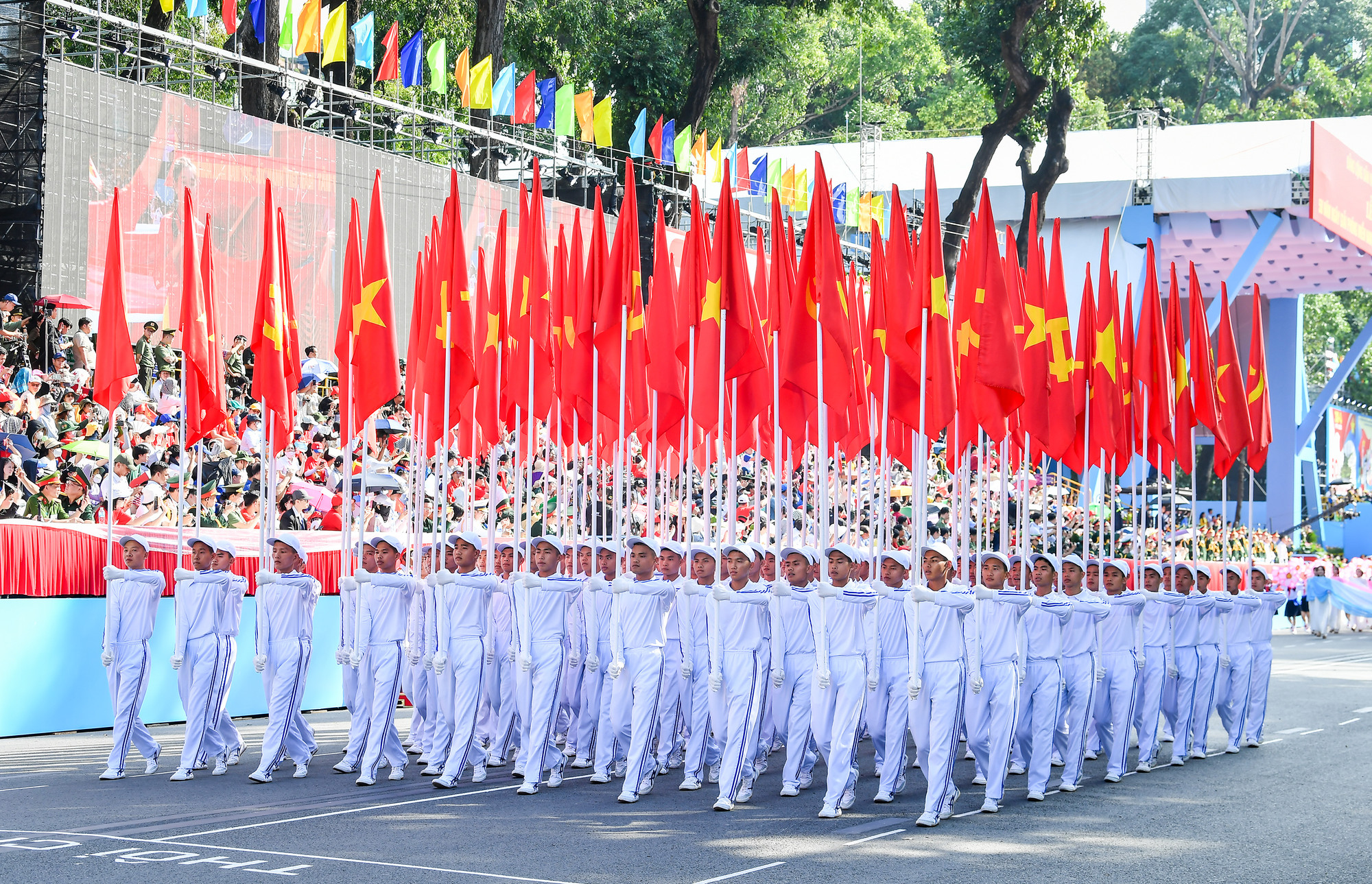 Khối cờ Đảng, cờ Tổ quốc mở đầu đoàn diễu binh đi qua khu vực khán đài.