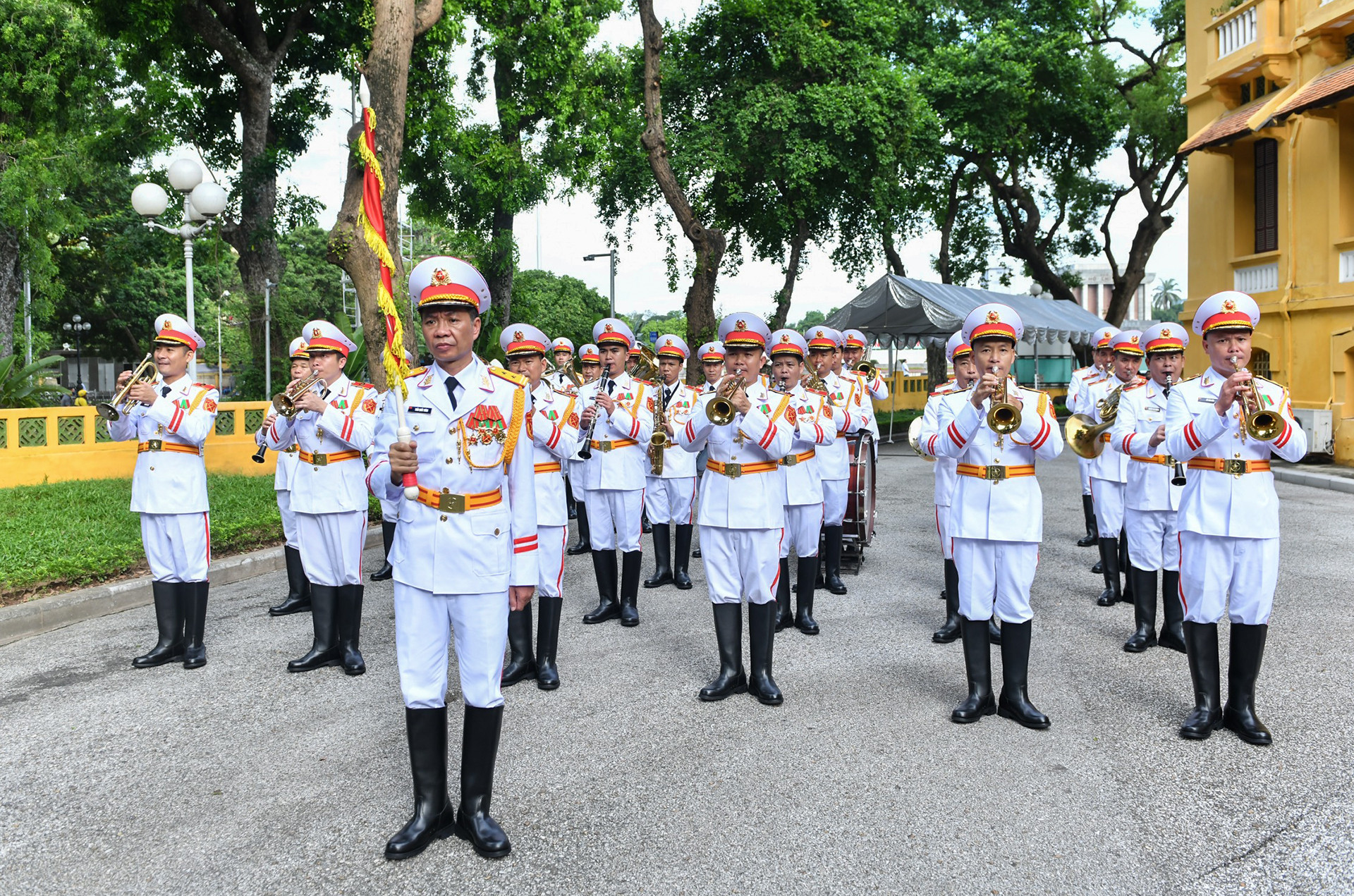 Đội Danh dự đã có mặt từ sáng sớm để chuẩn bị cho Lễ thượng cờ ASEAN. (Ảnh: ĐĂNG KHOA)