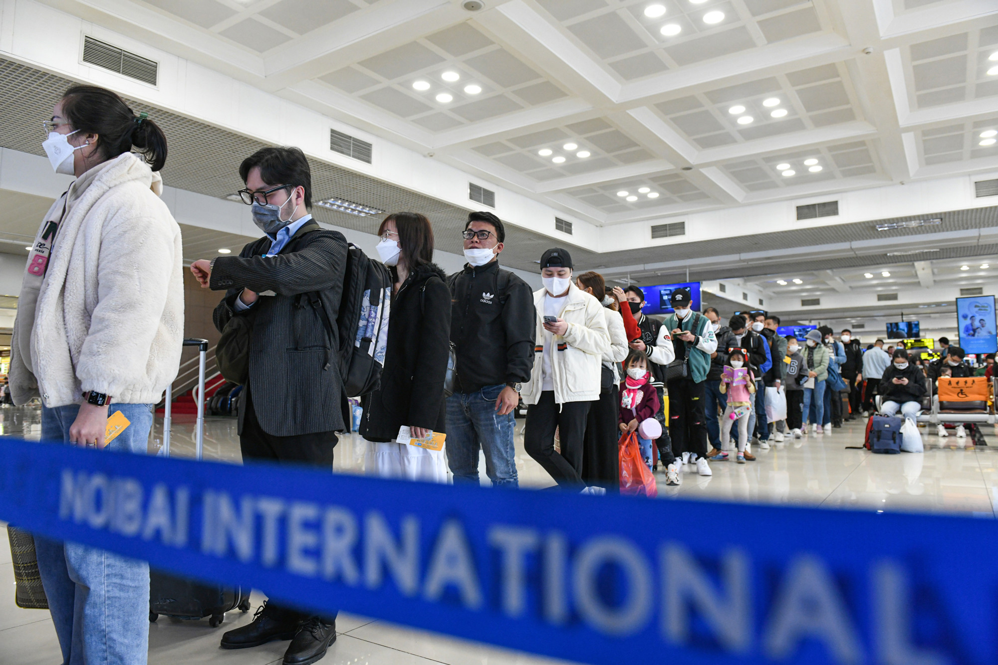 Khách hàng làm thủ tục trước khi lên máy bay tại sân bay quốc tế Nội Bài.